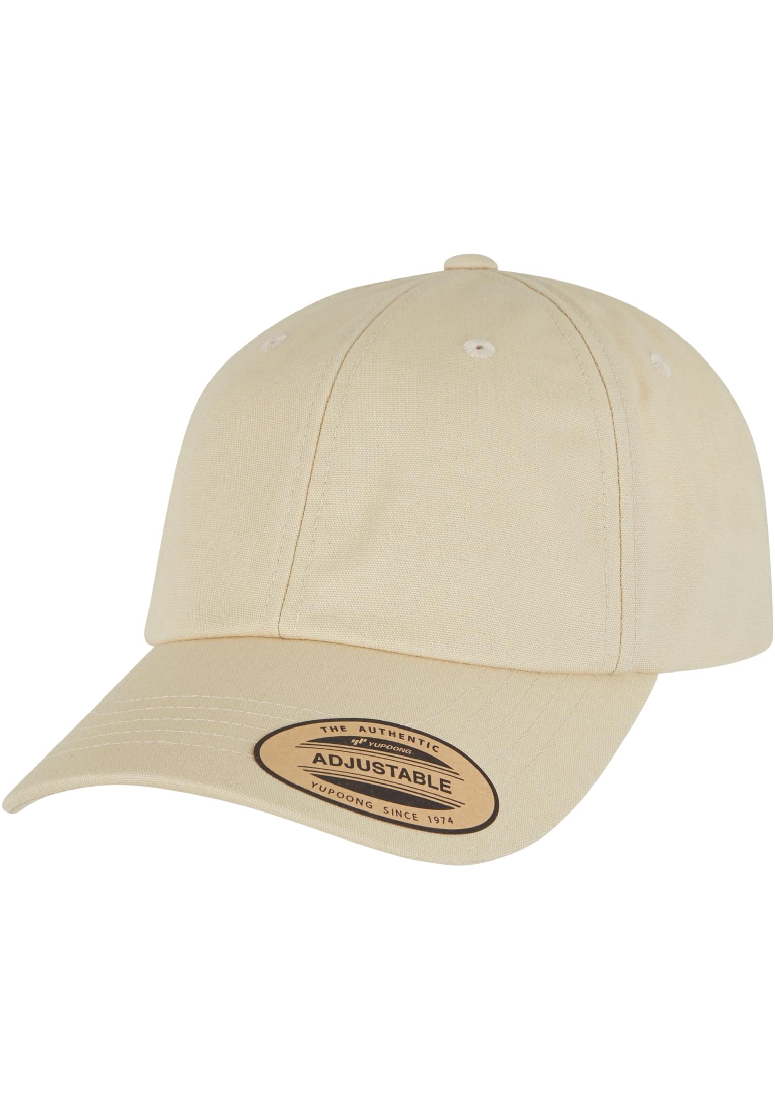 En beige keps av modellen Flexfit Cap Low Profile mot en vit bakgrund.