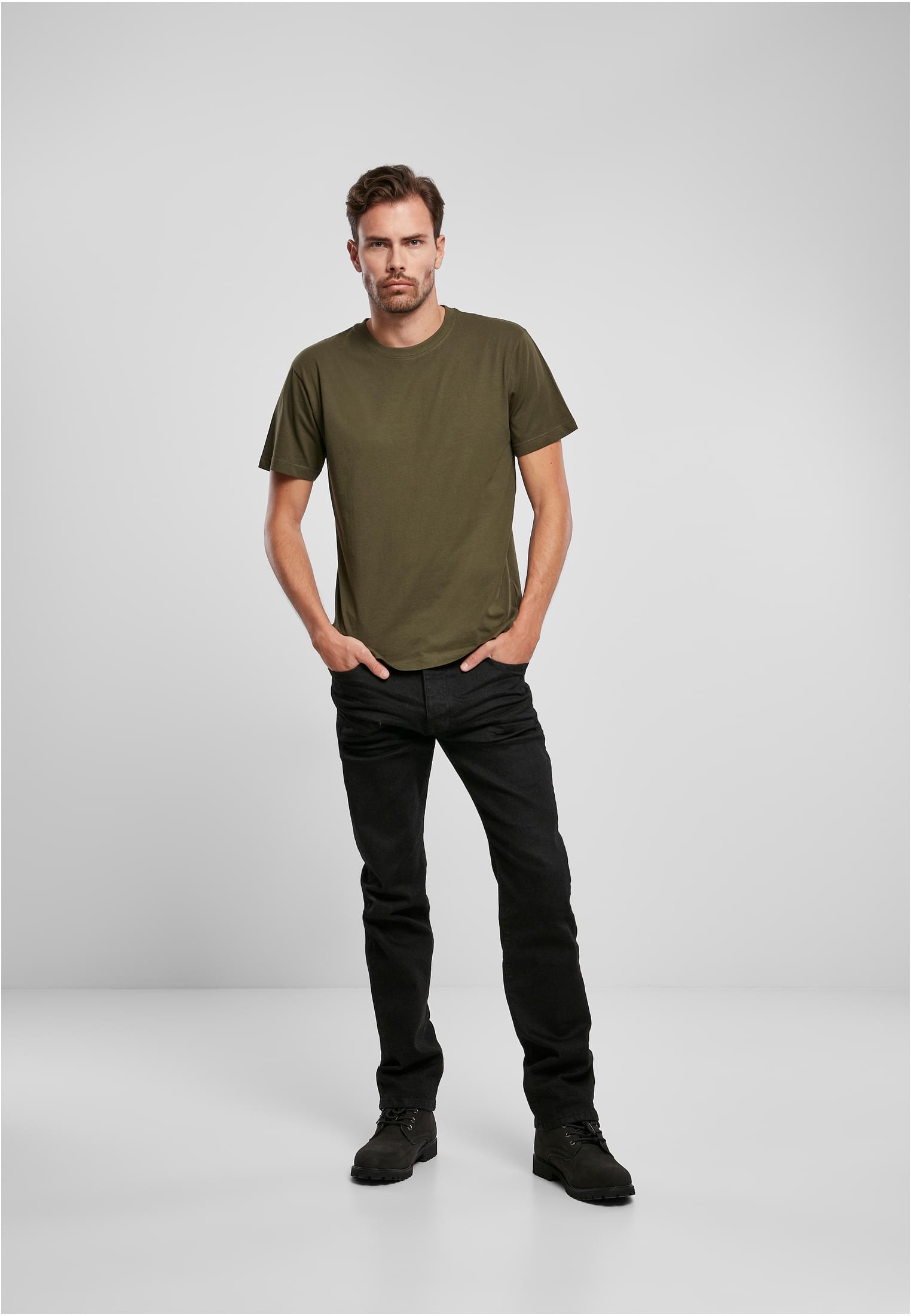 En man som bär en flaskgrön Brandit Premium Shirt.