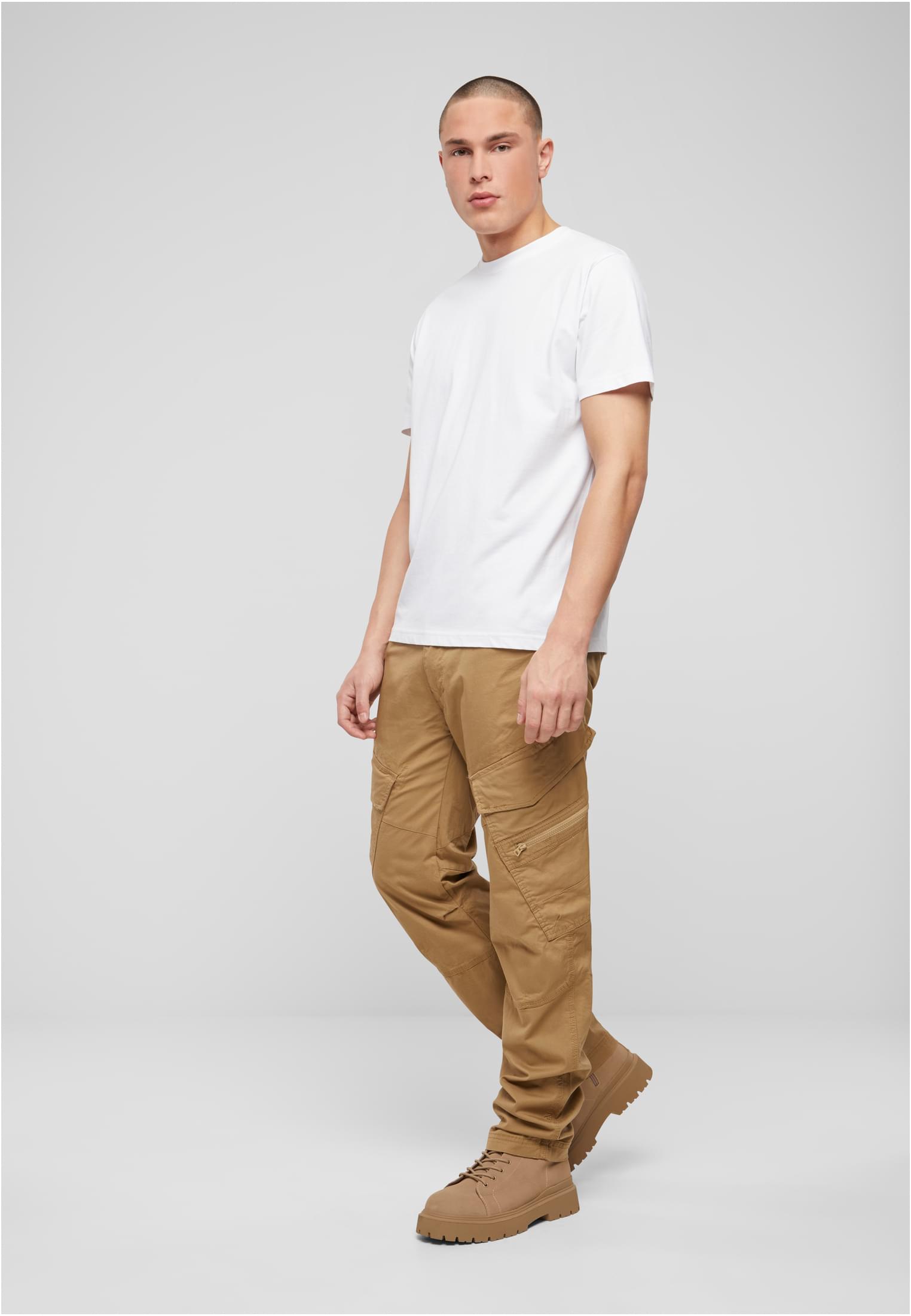 Manlig modell i vit Brandit Premium Shirt och beiga cargobyxor.