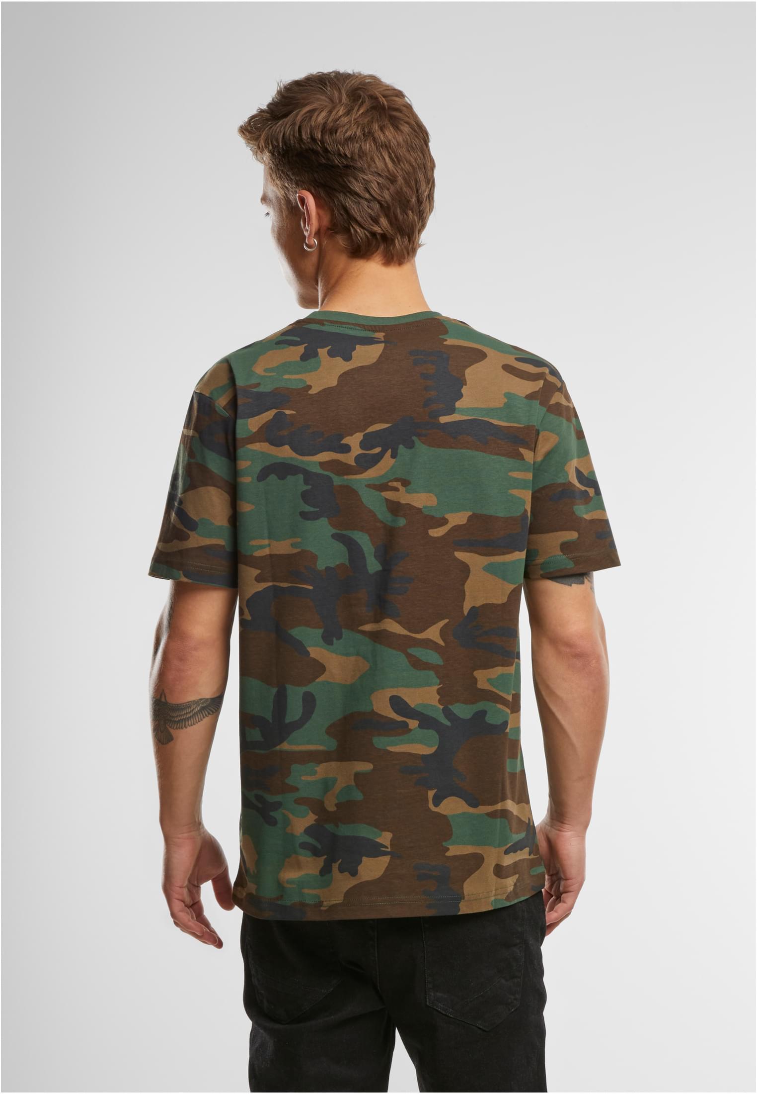 Baksidan av en man som bär en Brandit Premium T-shirt med kamouflagemönster.