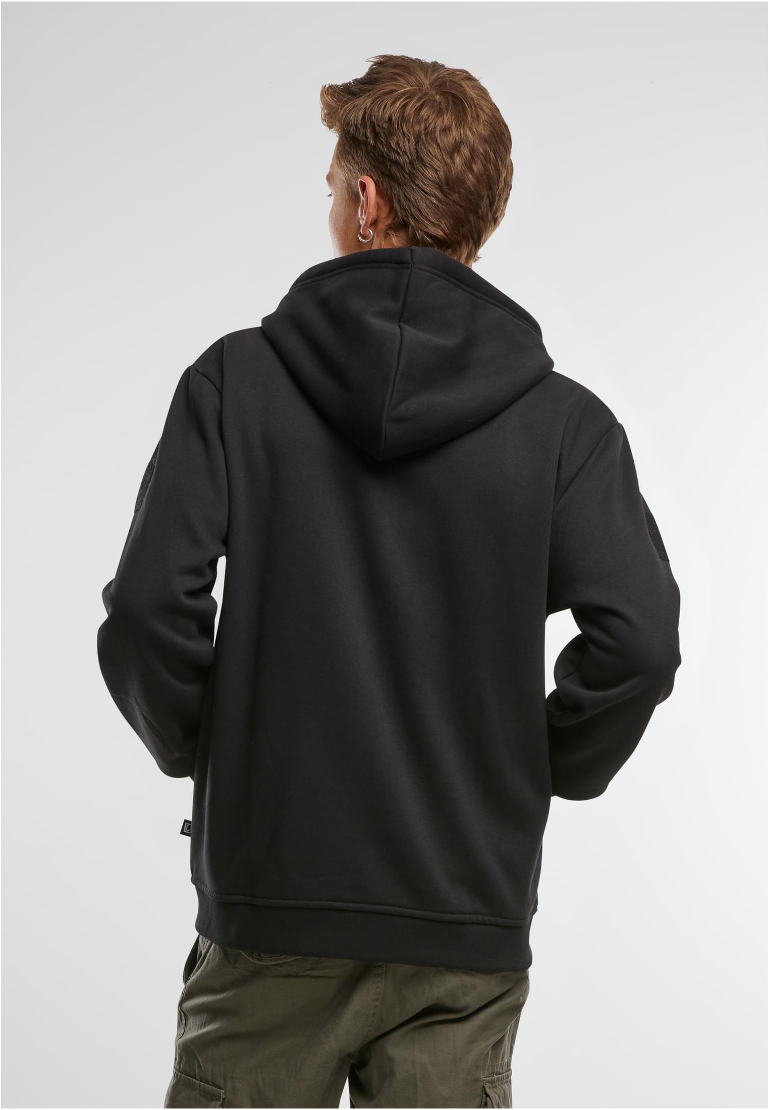 Baksidan av en man som bär en svart B Tactical Sweat Jacket.