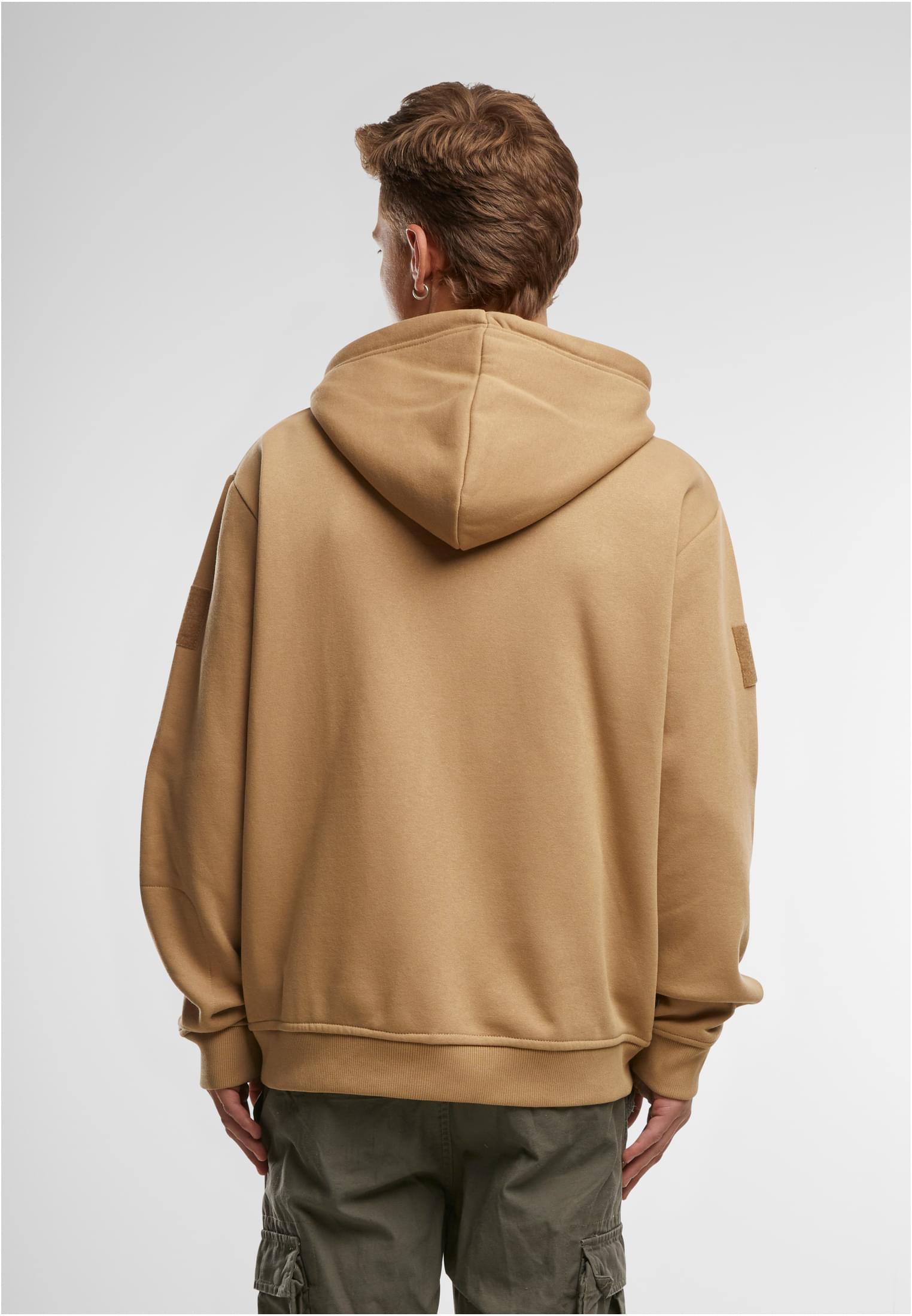 En man sedd bakifrån bär en beige B Tactical Sweat Jacket.