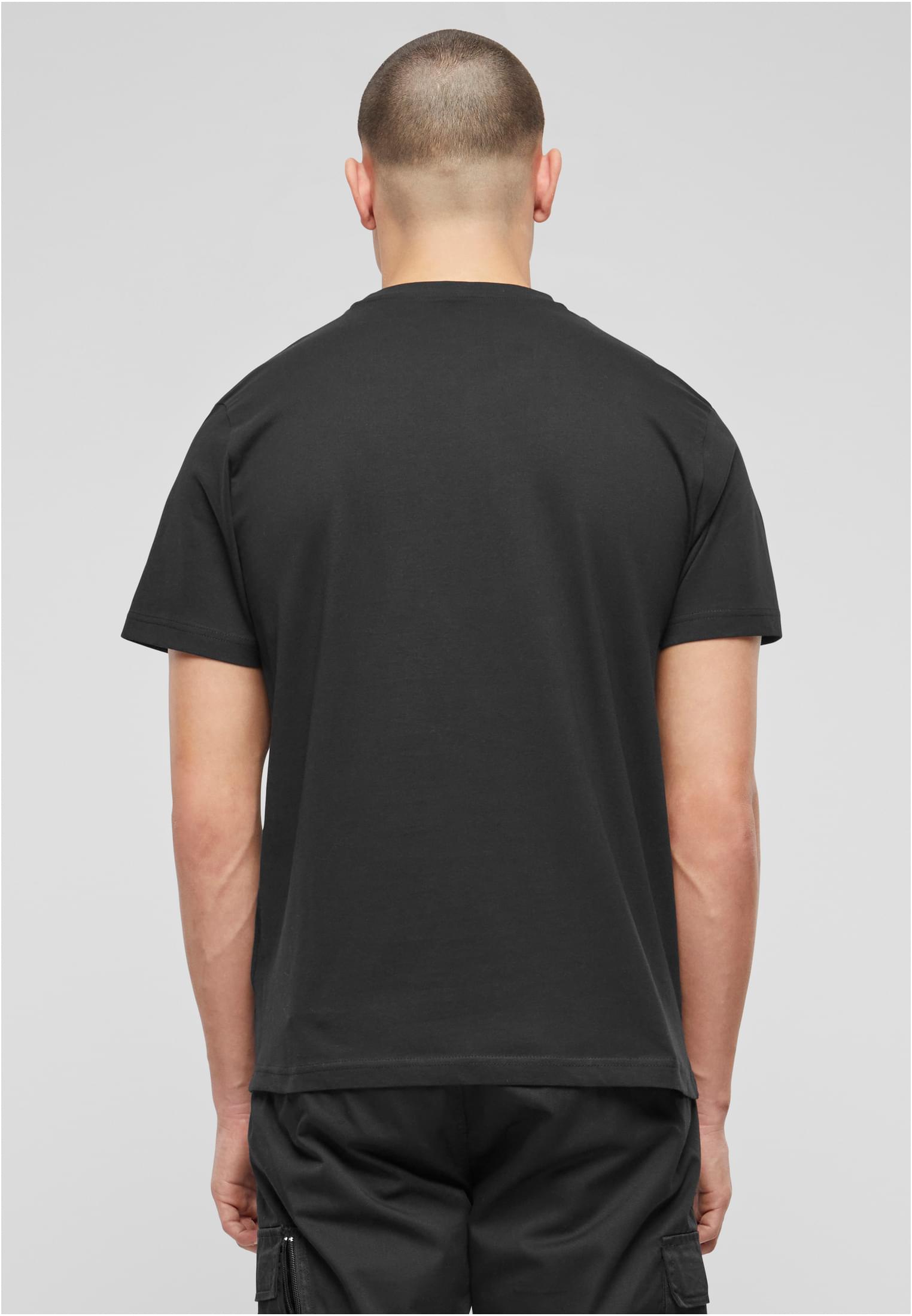 En manlig modell visar baksidan av den svarta t-shirten B Iron Maiden NOTB.