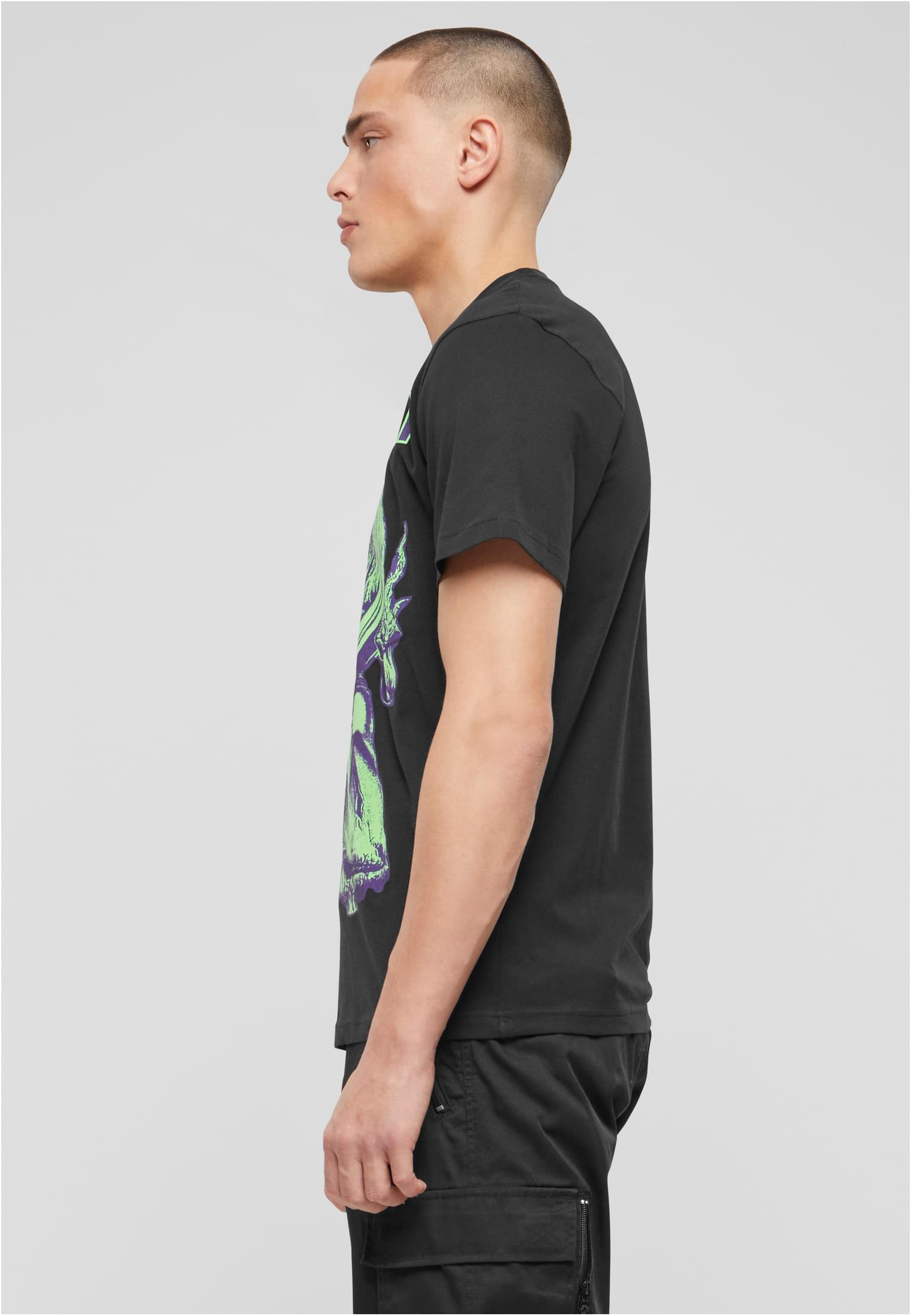 Sidovy av en man som bär en svart B Iron Maiden NOTB t-shirt mot en ljusgrå bakgrund.