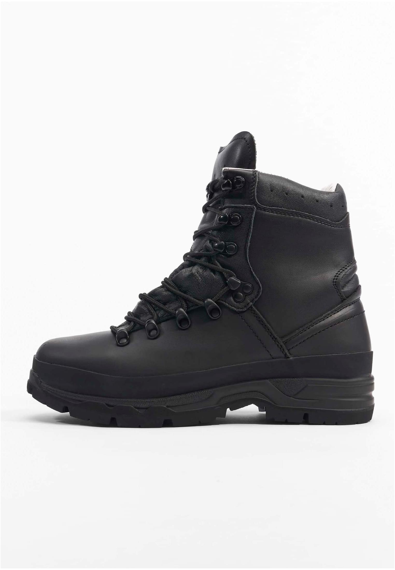 B BW Mountain Boots