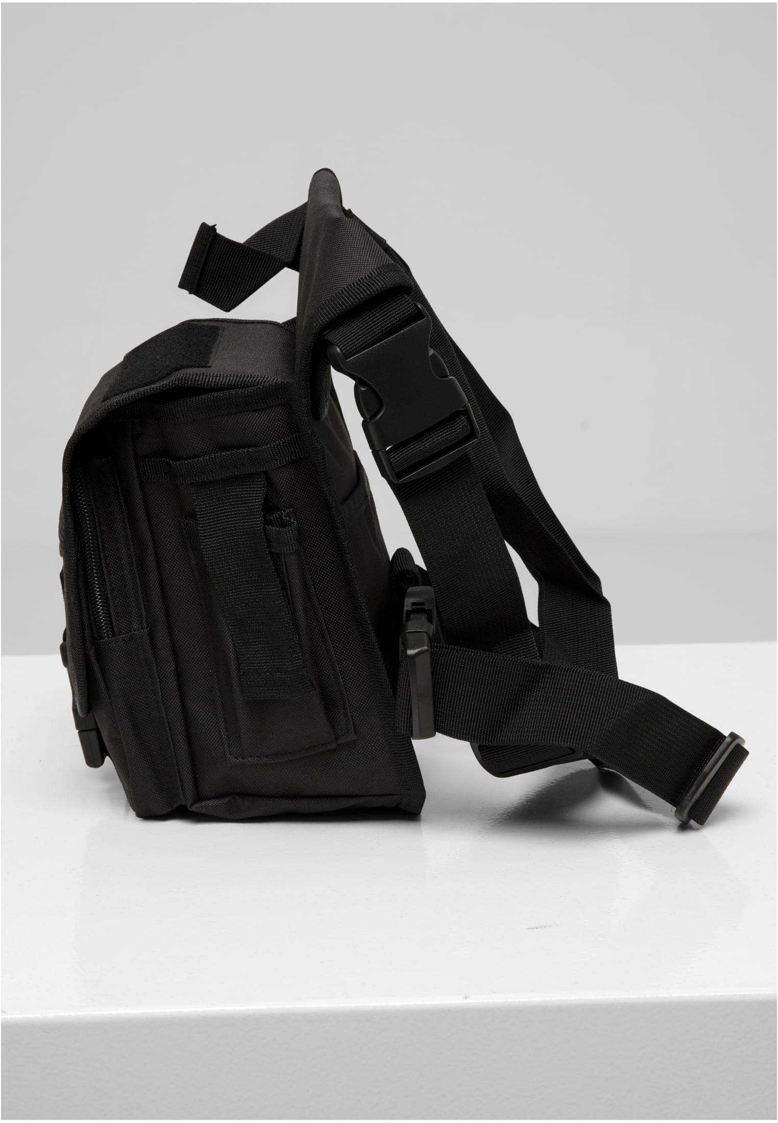 Svart B Security Sidekick Bag fotograferad från sidan på en vit yta.