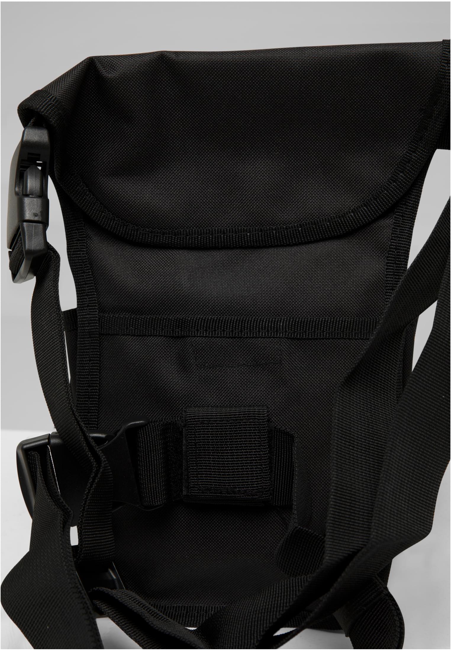 Närbild på den svarta B Security Sidekick Bag som visar väskans robusta material, remmar och spännen.