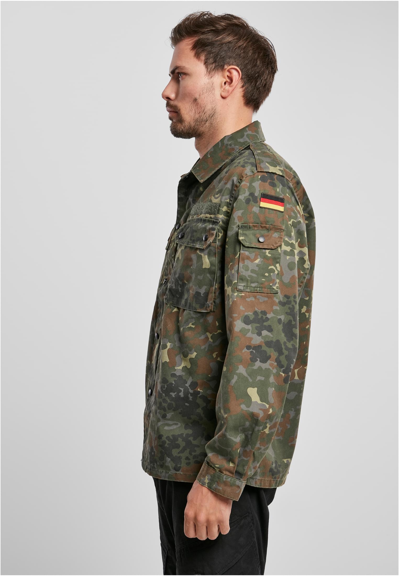 En man sedd från sidan, bärandes B BW Field Jacket i kamouflagemönster.