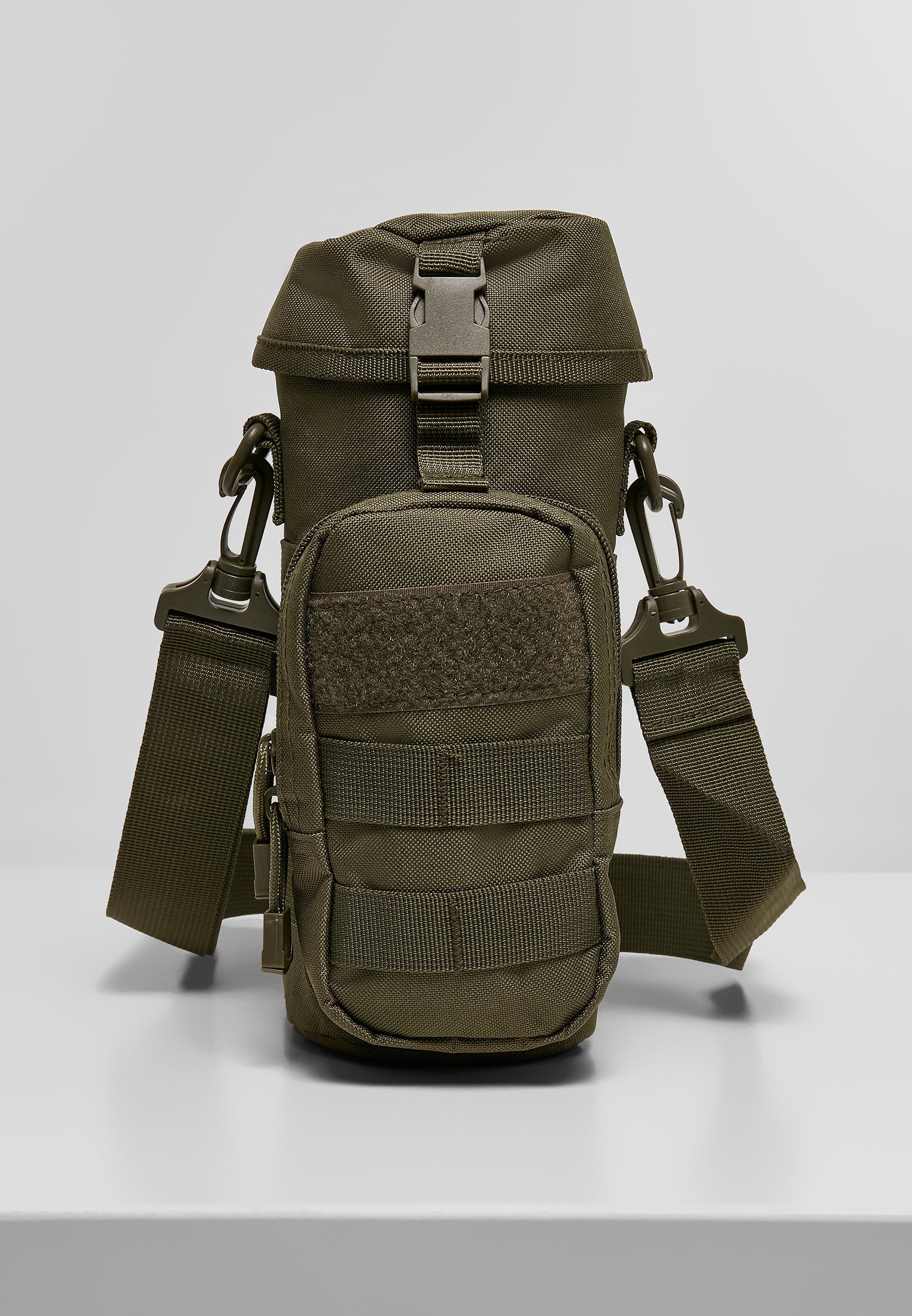 En olivgrön B Big Bottle Holder, en flaskhållare med axelrem, fotograferad framifrån.