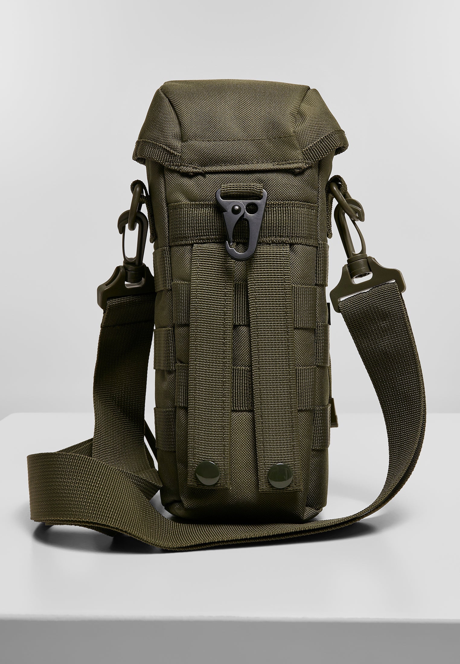 Den olivgröna, taktiska flaskhållaren B Big Bottle Holder står på en vit yta, fotograferad framifrån.