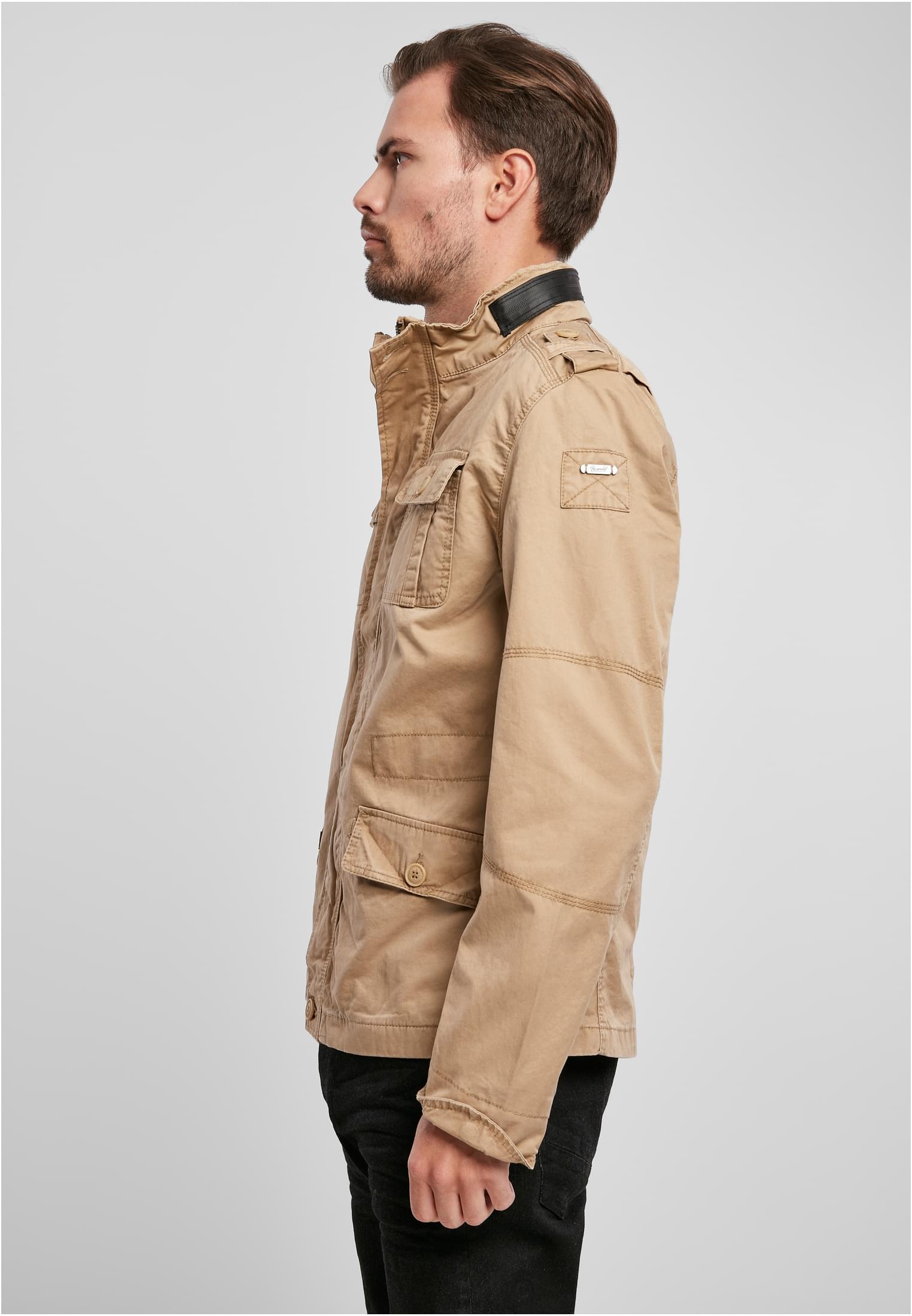 En man i profil som bär en beige B Britannia-jacka.