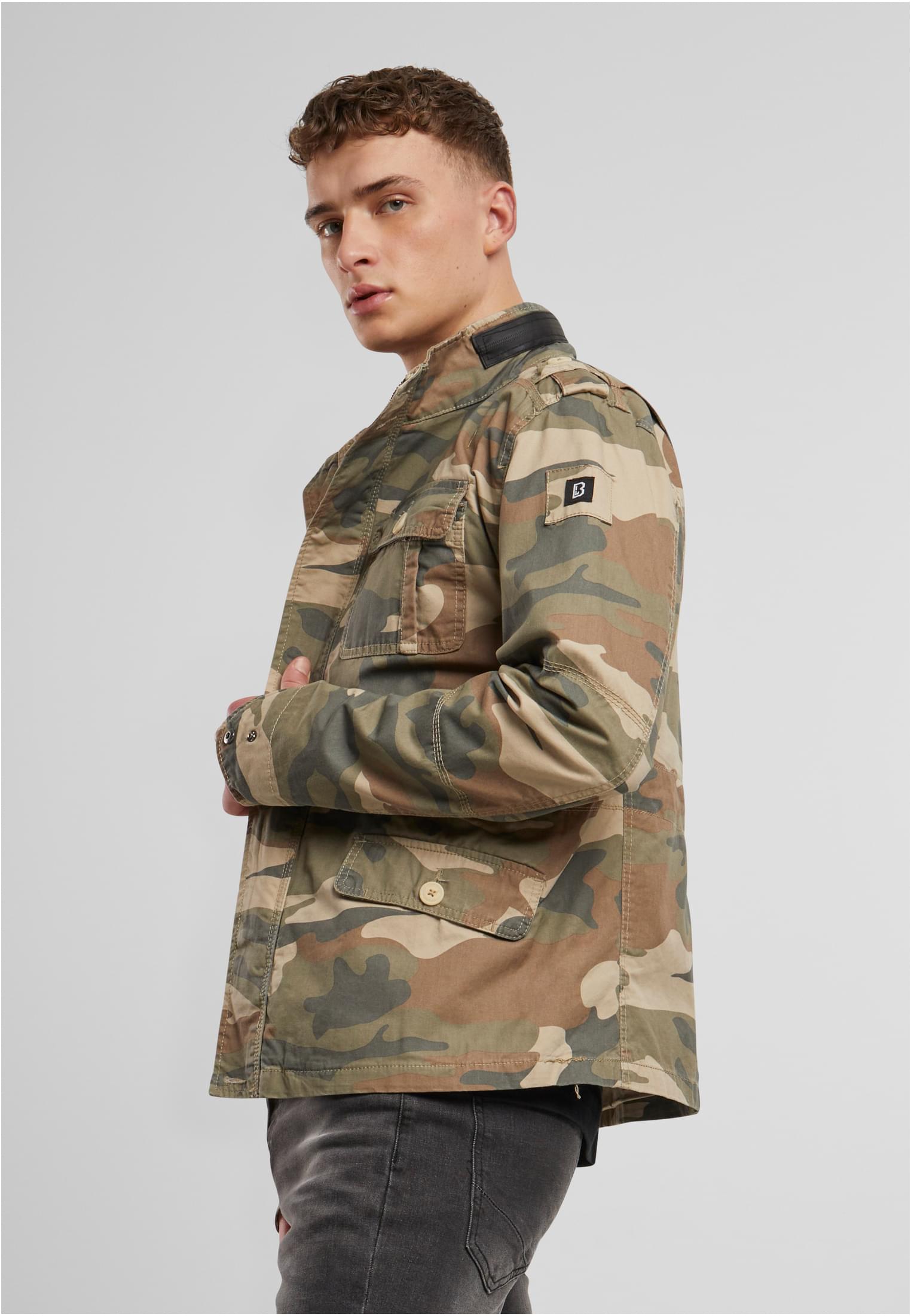 En man visar sidan av sin kamouflagemönstrade B Britannia Jacket.