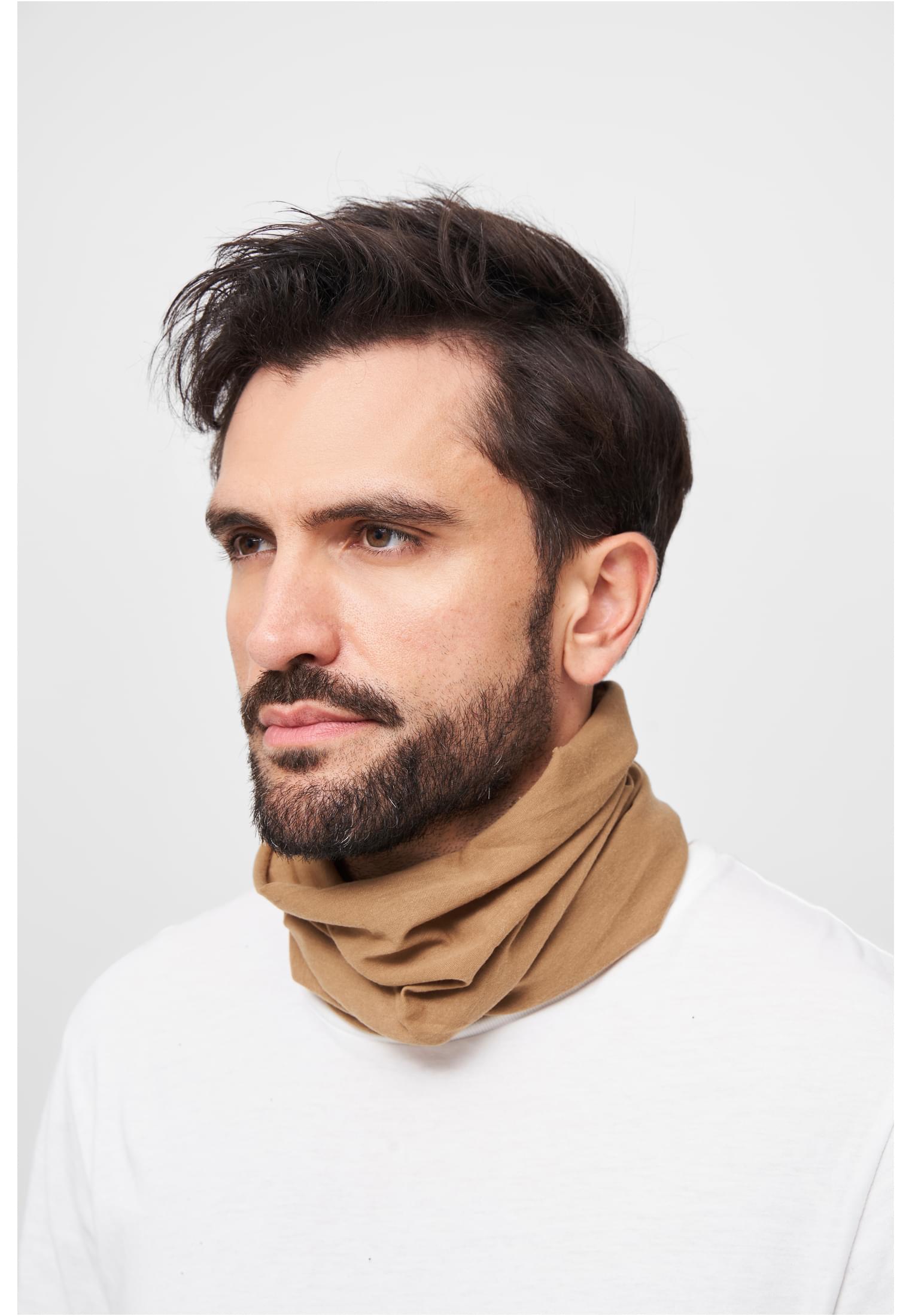 Närbild på en man som bär en beige fleecehalsduk runt halsen.