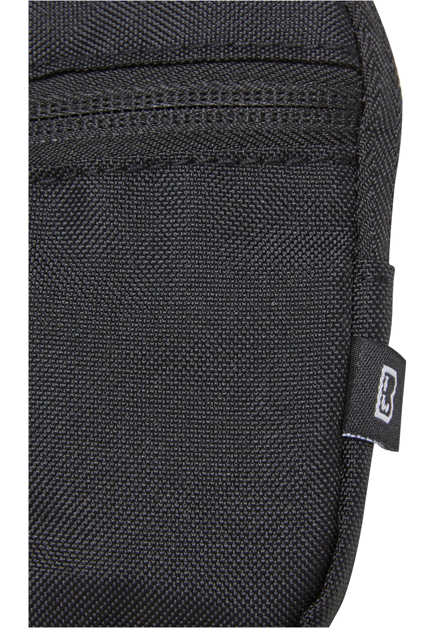 Närbild på ett svart nyckelfodral från Brandit som visar tygets textur och en liten logotyp.