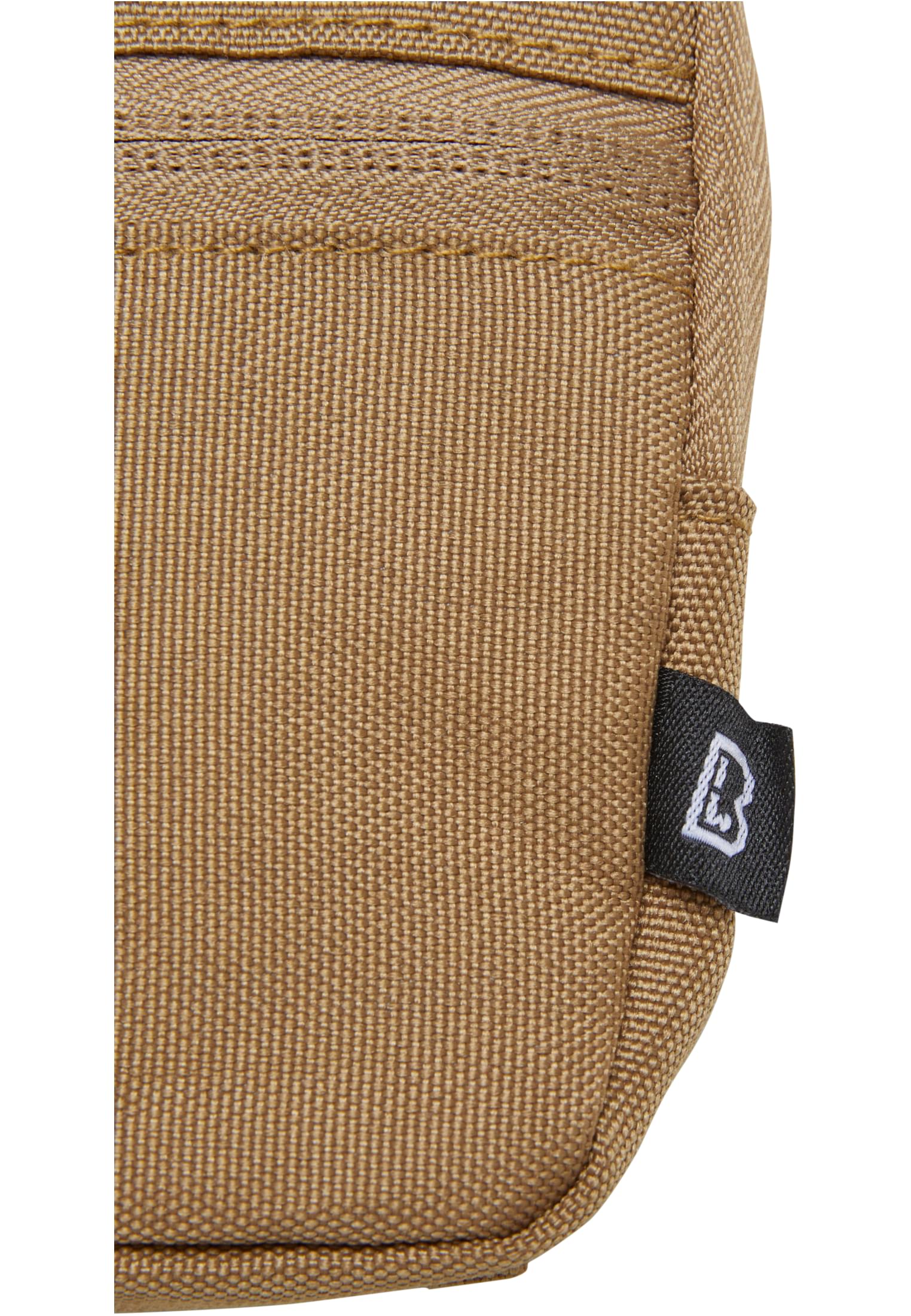 Detaljbild av det beiga B Key Pouch nyckelfodralet som visar polyestertygets textur och en liten svart etikett med Brandits logotyp.