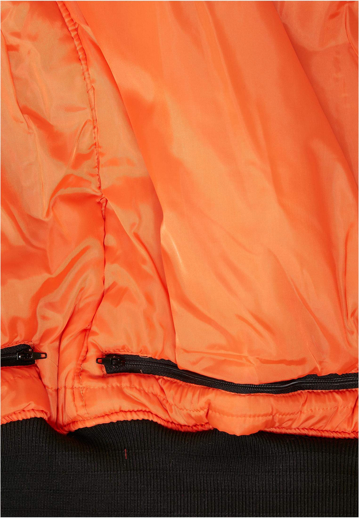 Närbild på insidan av B MA1-jackan, som visar det ljust orangea fodret och den svarta ribbade mudden.