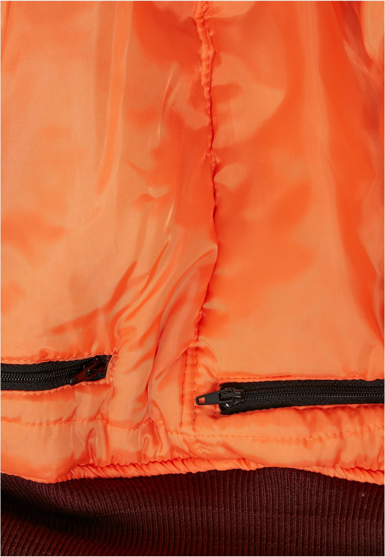 Detaljbild av B MA1-jackans orangea innerfoder och en svart dragkedja.