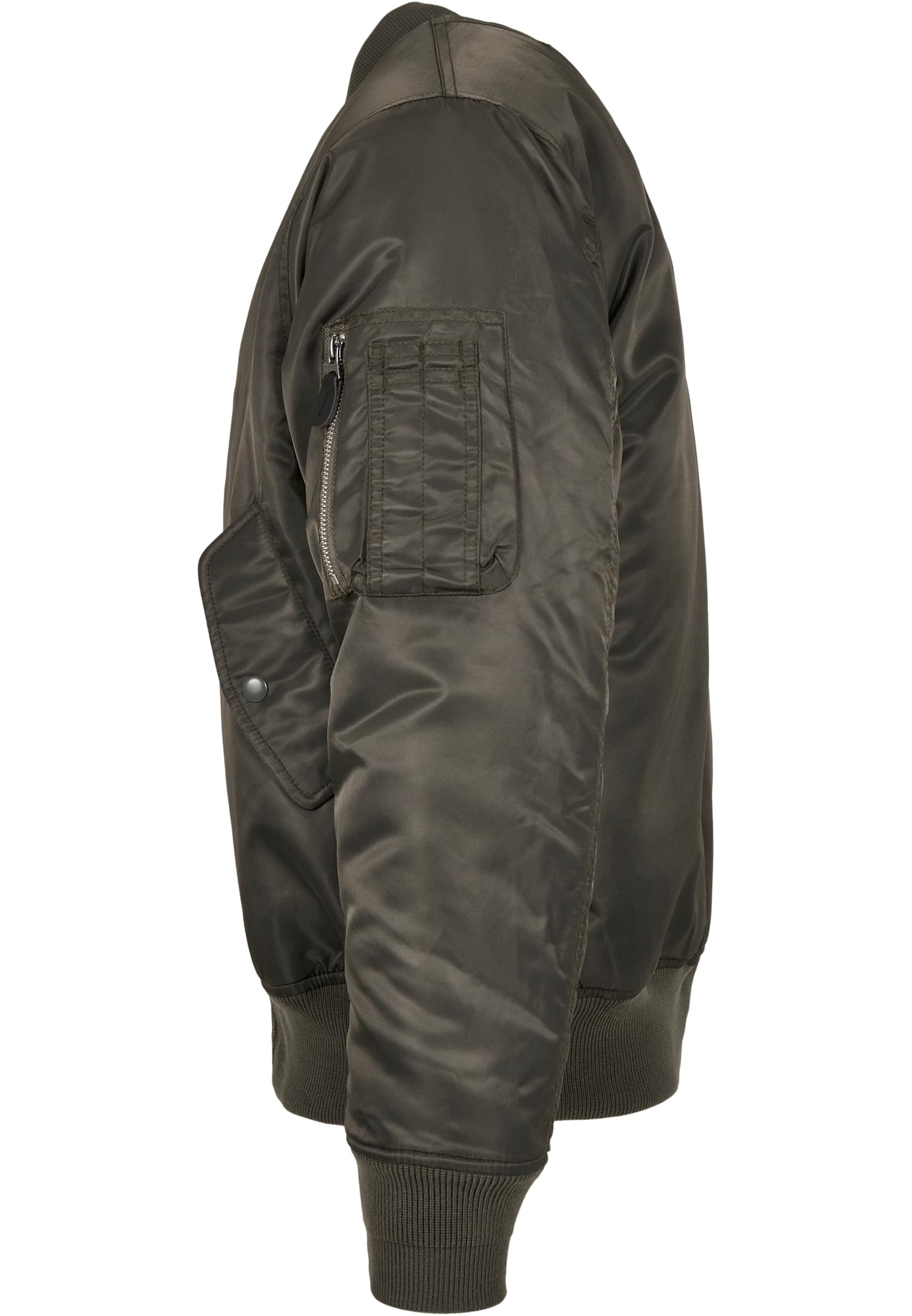 Sidovy av en olivgrön B MA1 bomberjacka, som visar ärmfickan med dragkedja och den ribbade mudden.