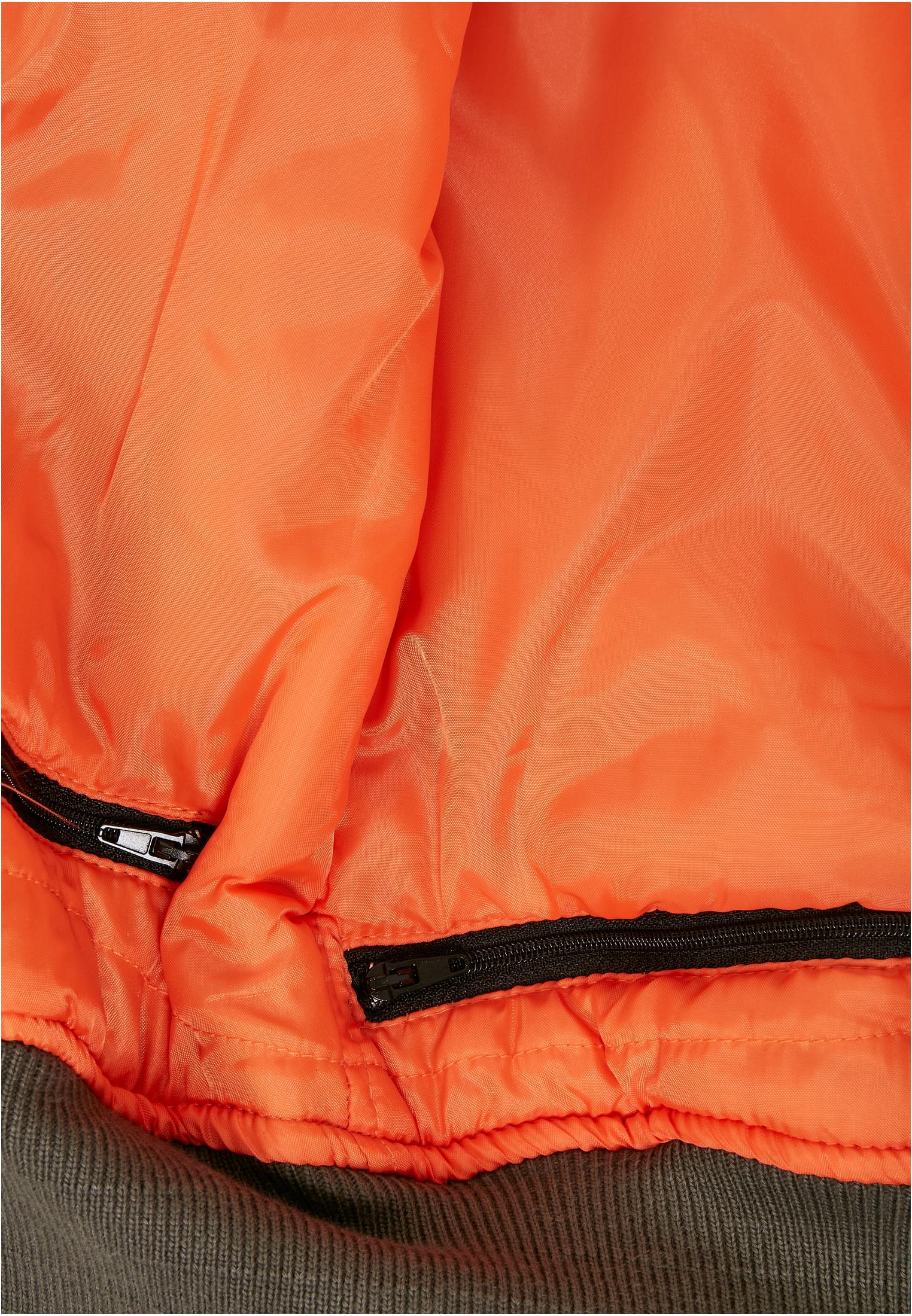 Detaljbild av B MA1-jackans orangea innerfoder och dragkedja.