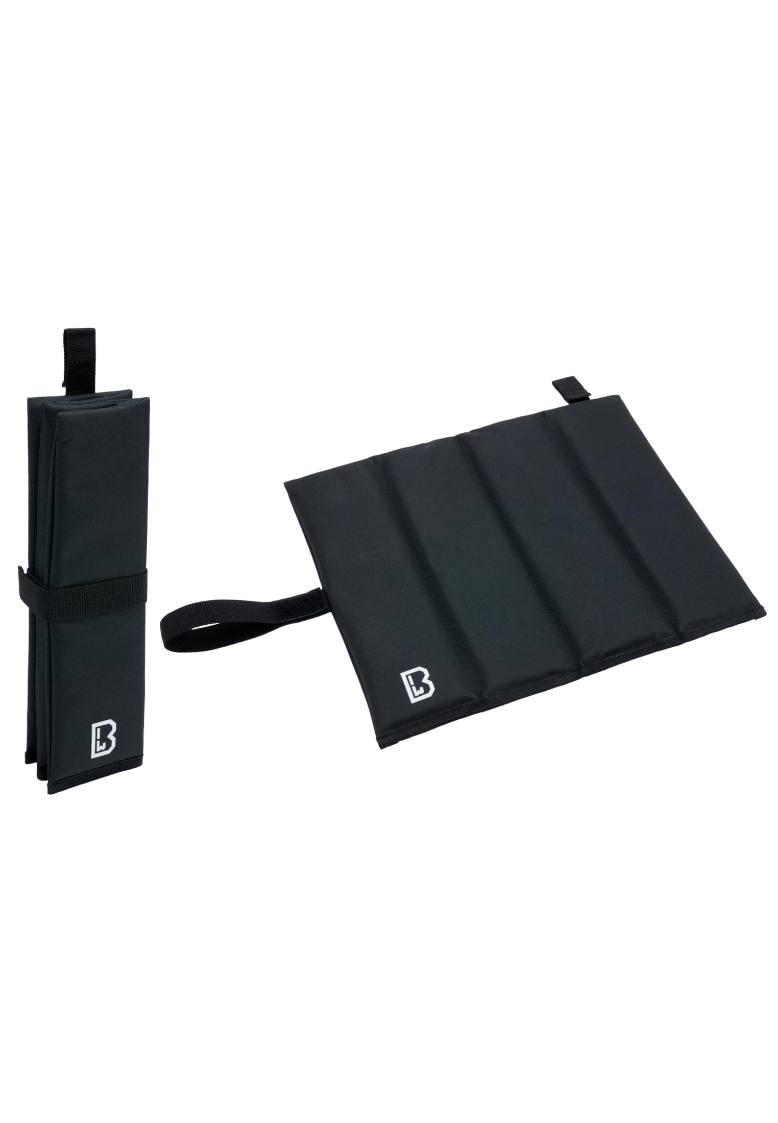 En svart, hopfällbar sittdyna visad både hopfälld och utfälld på en vit bakgrund.