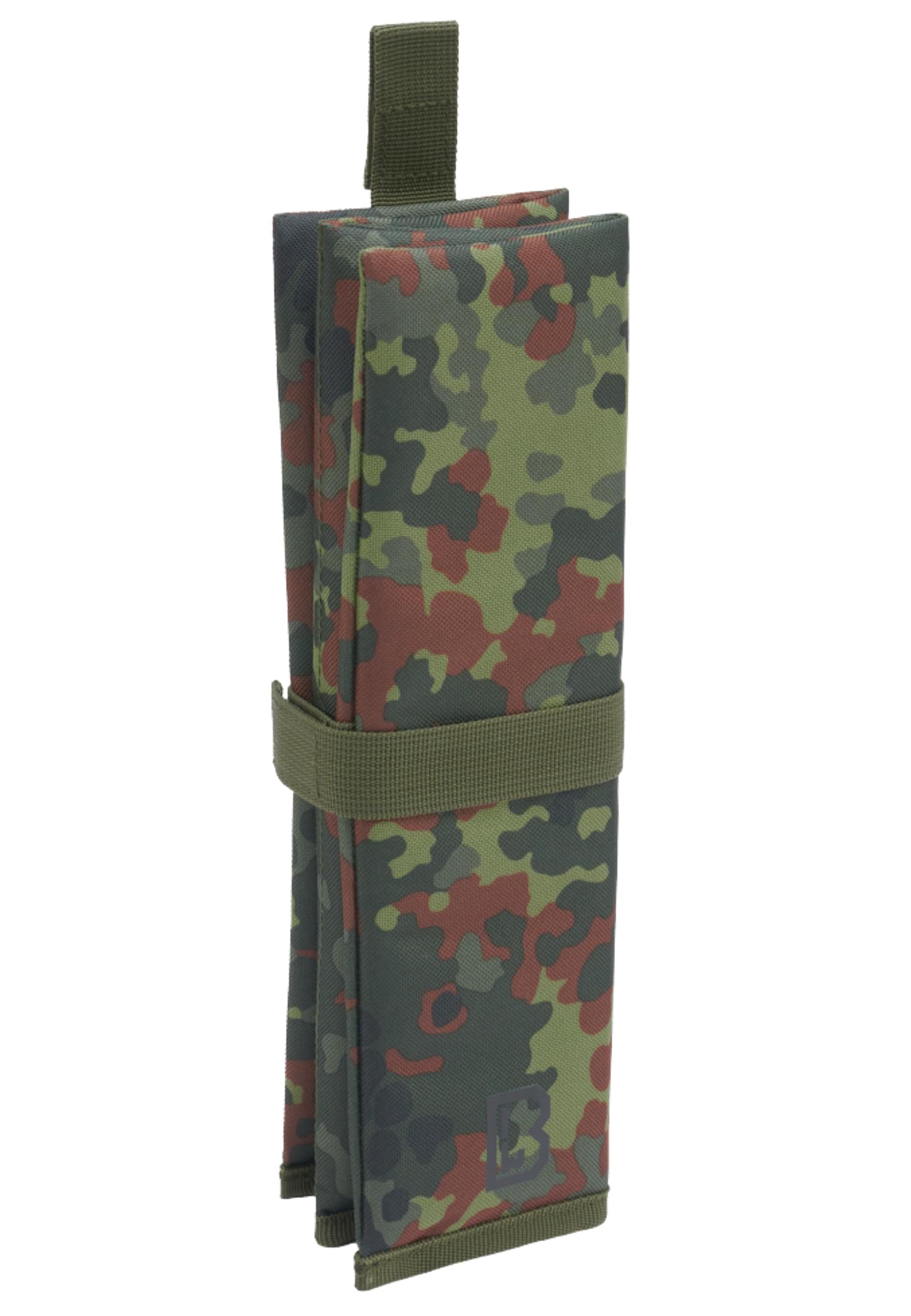 Ett hopvikt sittunderlag från Brandit i kamouflagemönster, säkrat med ett olivgrönt kardborreband.