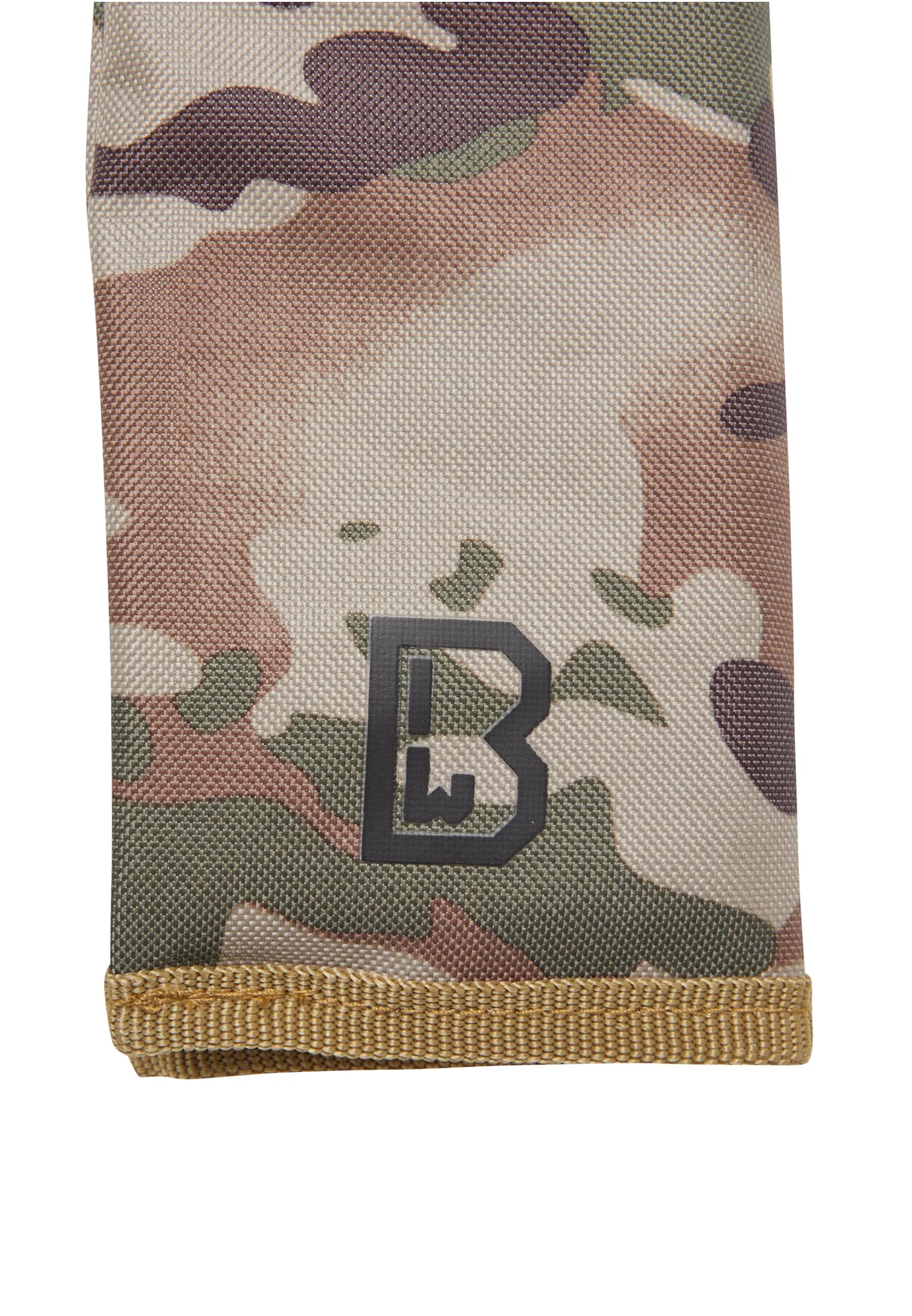 Närbild på Brandit-logotypen på det kamouflagemönstrade B Sit Mat Folded sittunderlaget.