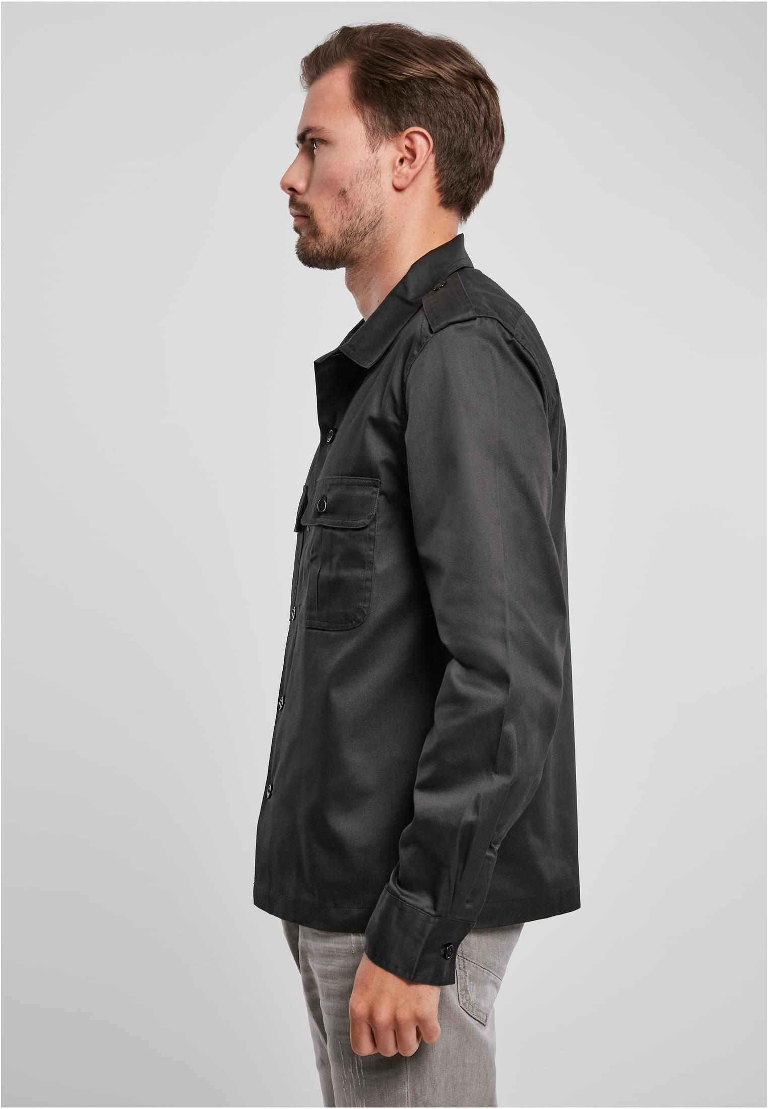 En man i profil som bär en svart, långärmad skjorta.