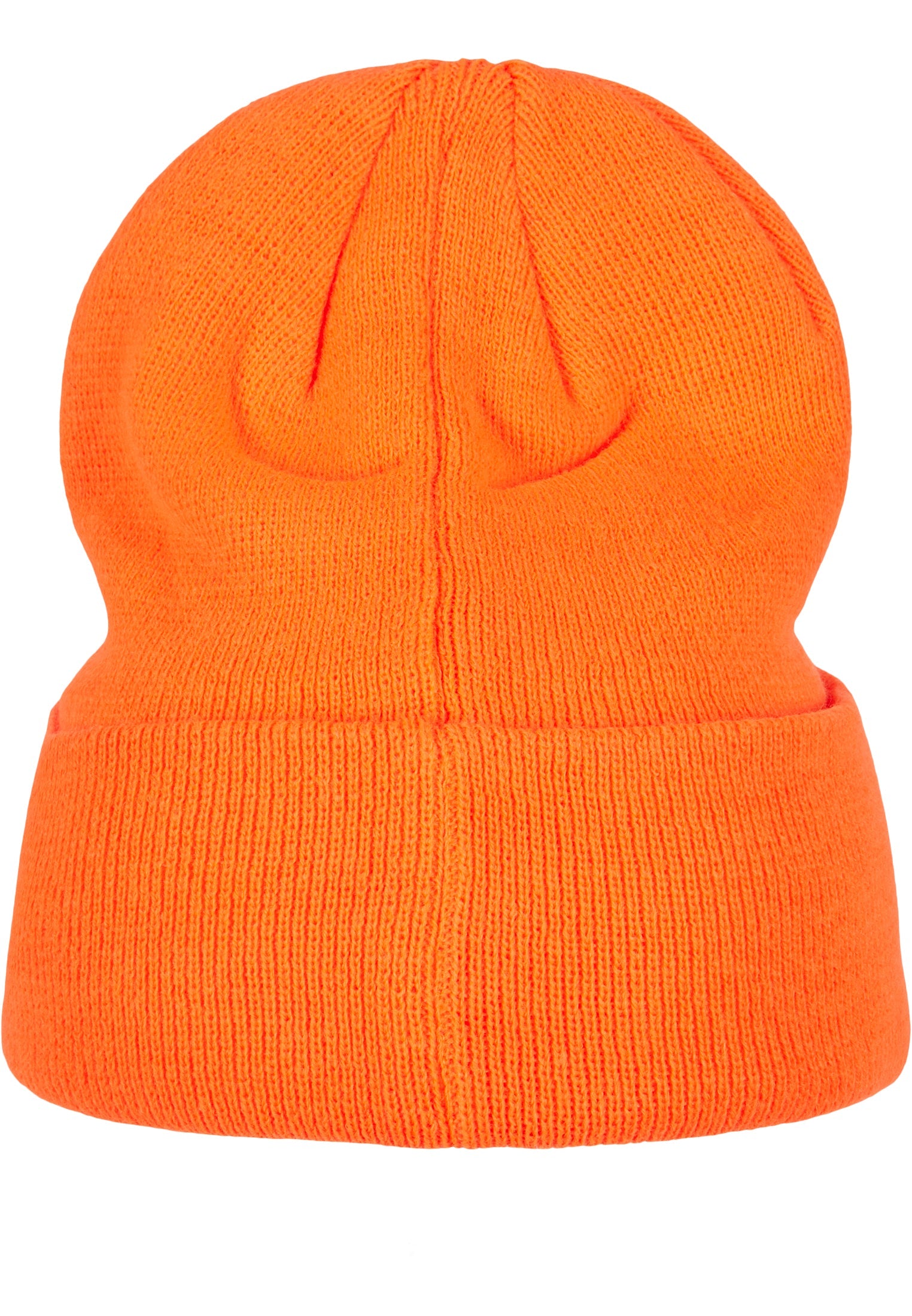 En orange, finstickad mössa mot en vit bakgrund.