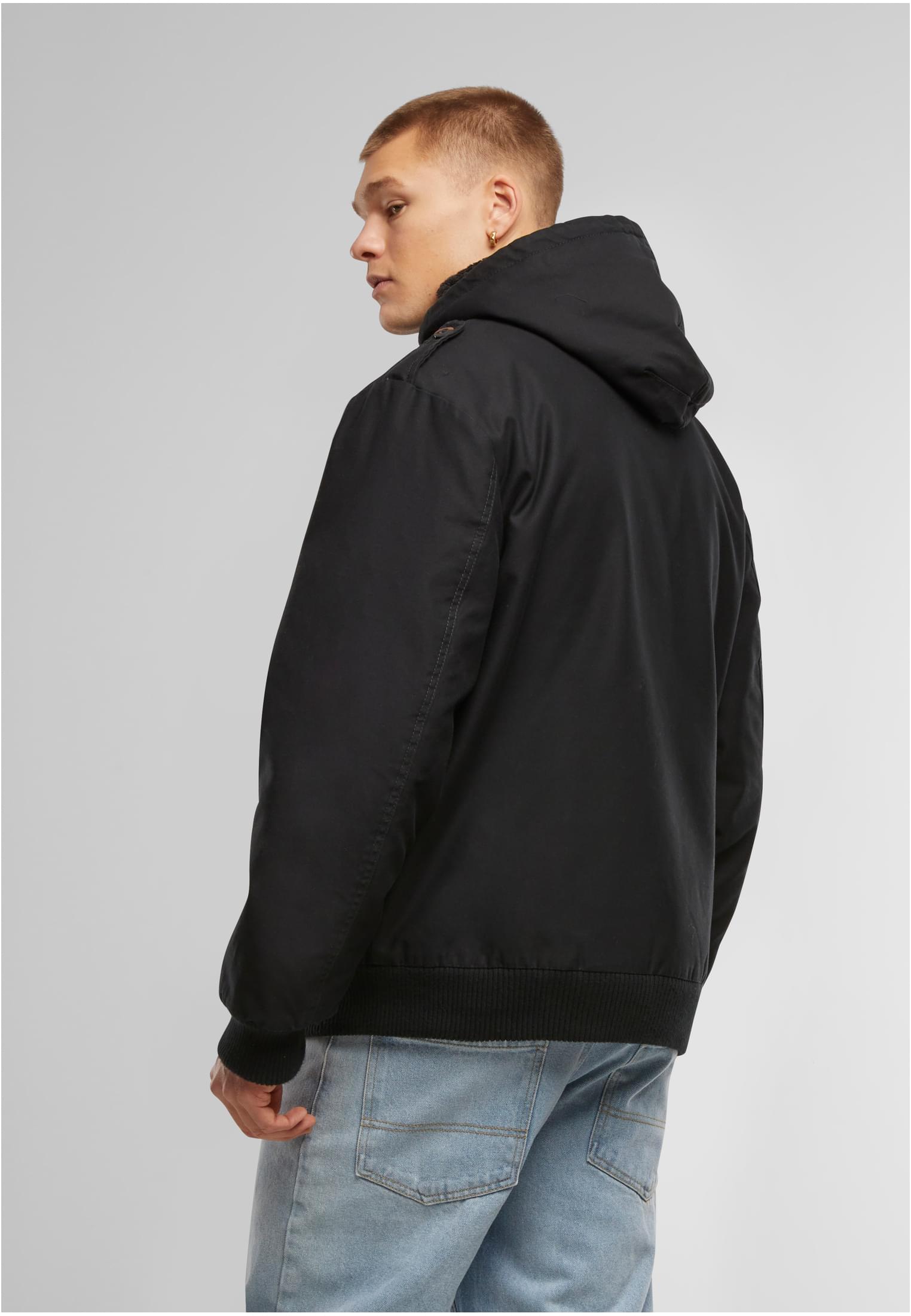 En man sedd snett bakifrån som bär den svarta B BW Jacket Jacob.