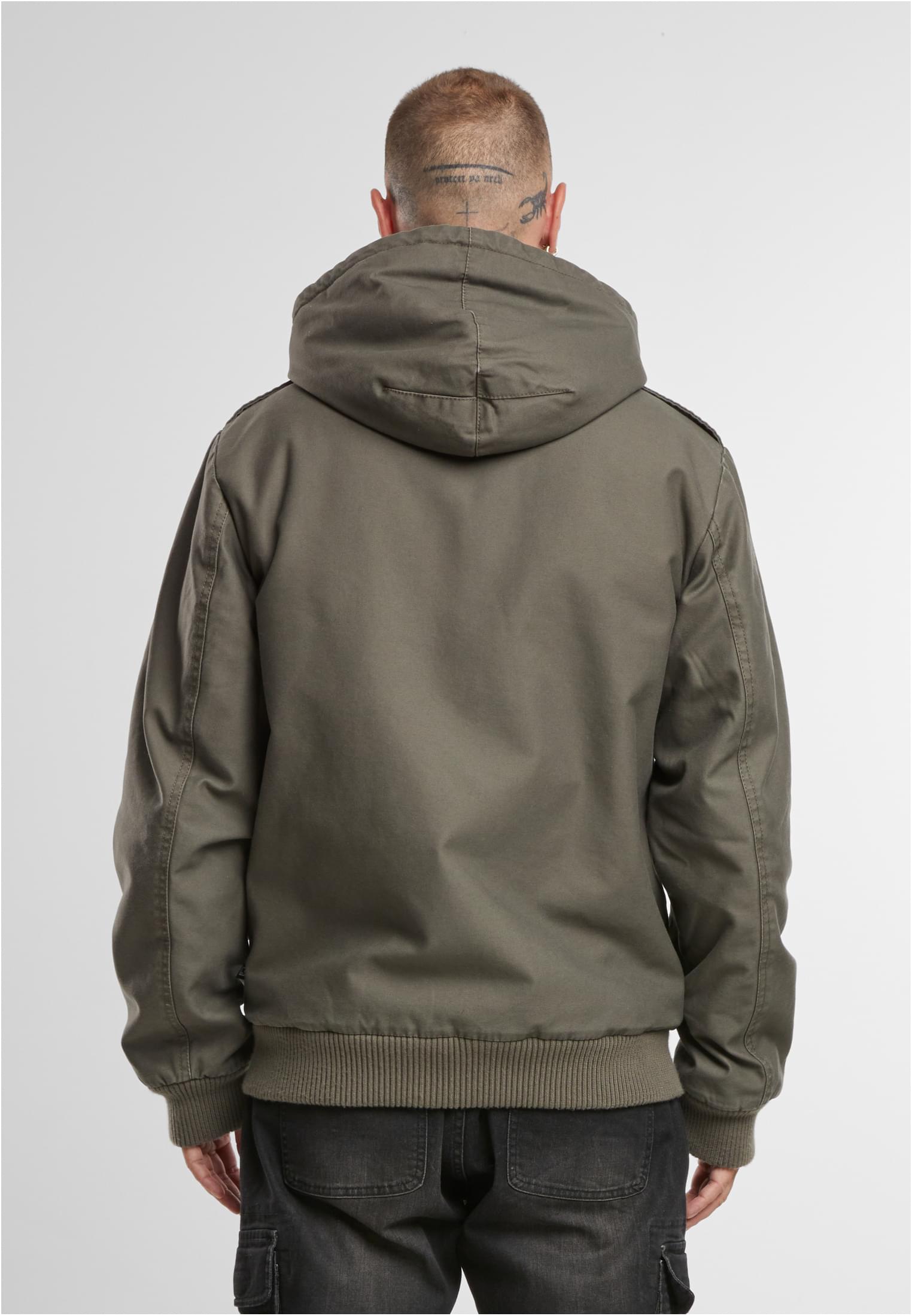 En man visar baksidan av den olivgröna jackan B BW Jacket Jacob.
