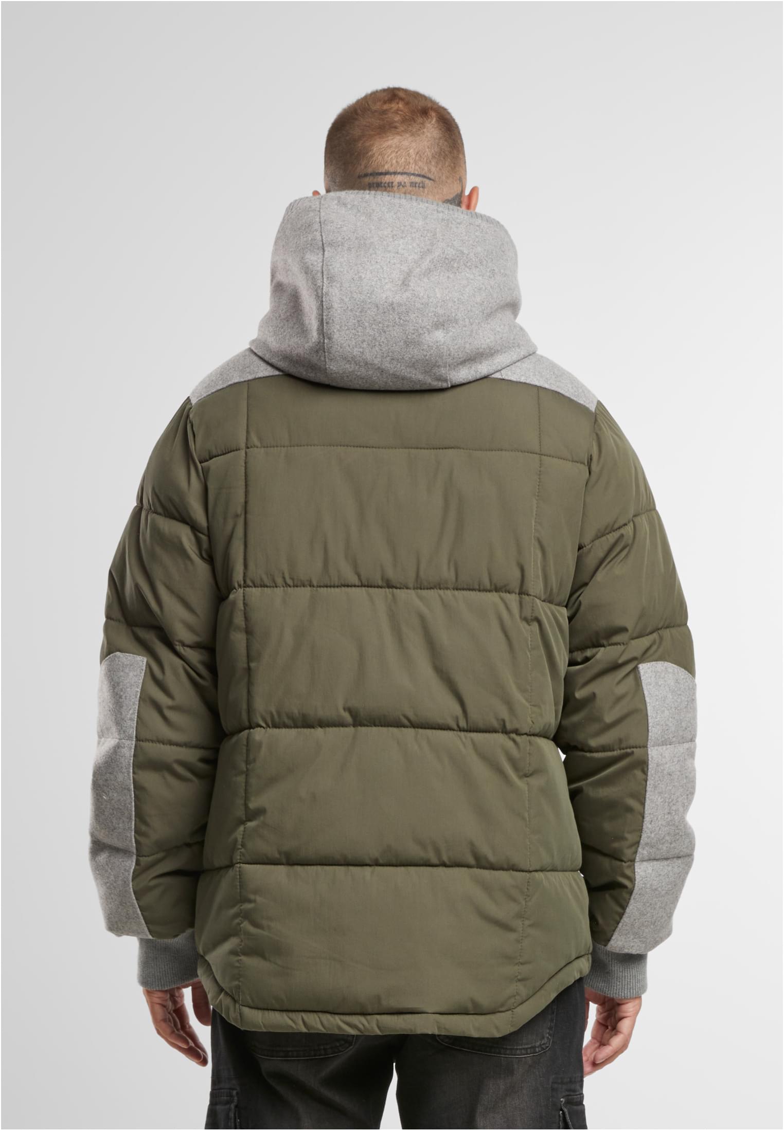 Baksidan av en man som bär den kviltade B Garret-jackan i olivgrönt och grått.