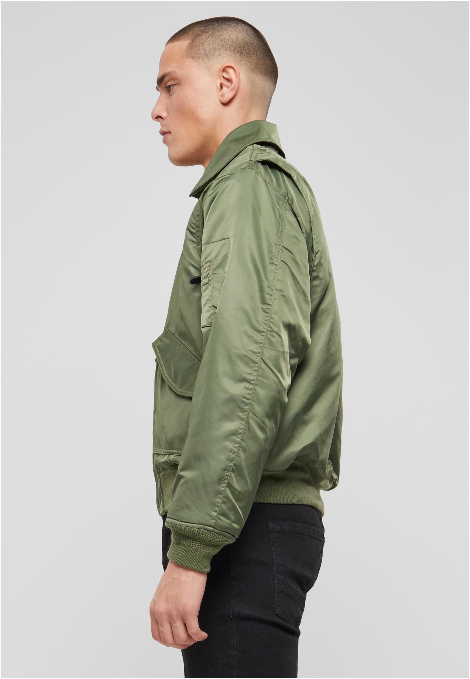 Sidovy av en man som bär den olivgröna B CWU Jacket.