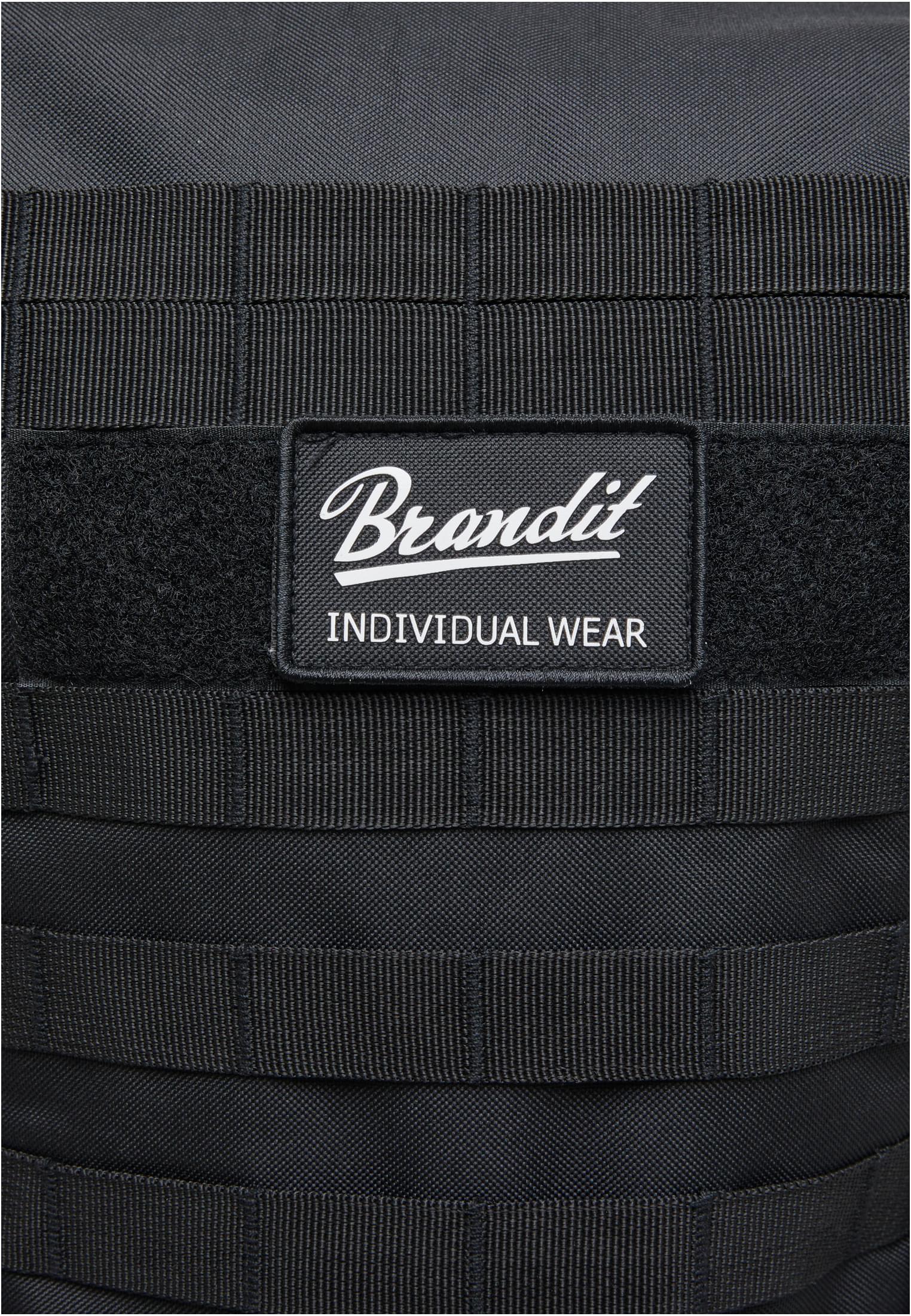 Närbild på den olivgröna Brandit Cooper Rolltop-ryggsäcken, som visar Brandit-logotypen och detaljer på MOLLE-systemet.