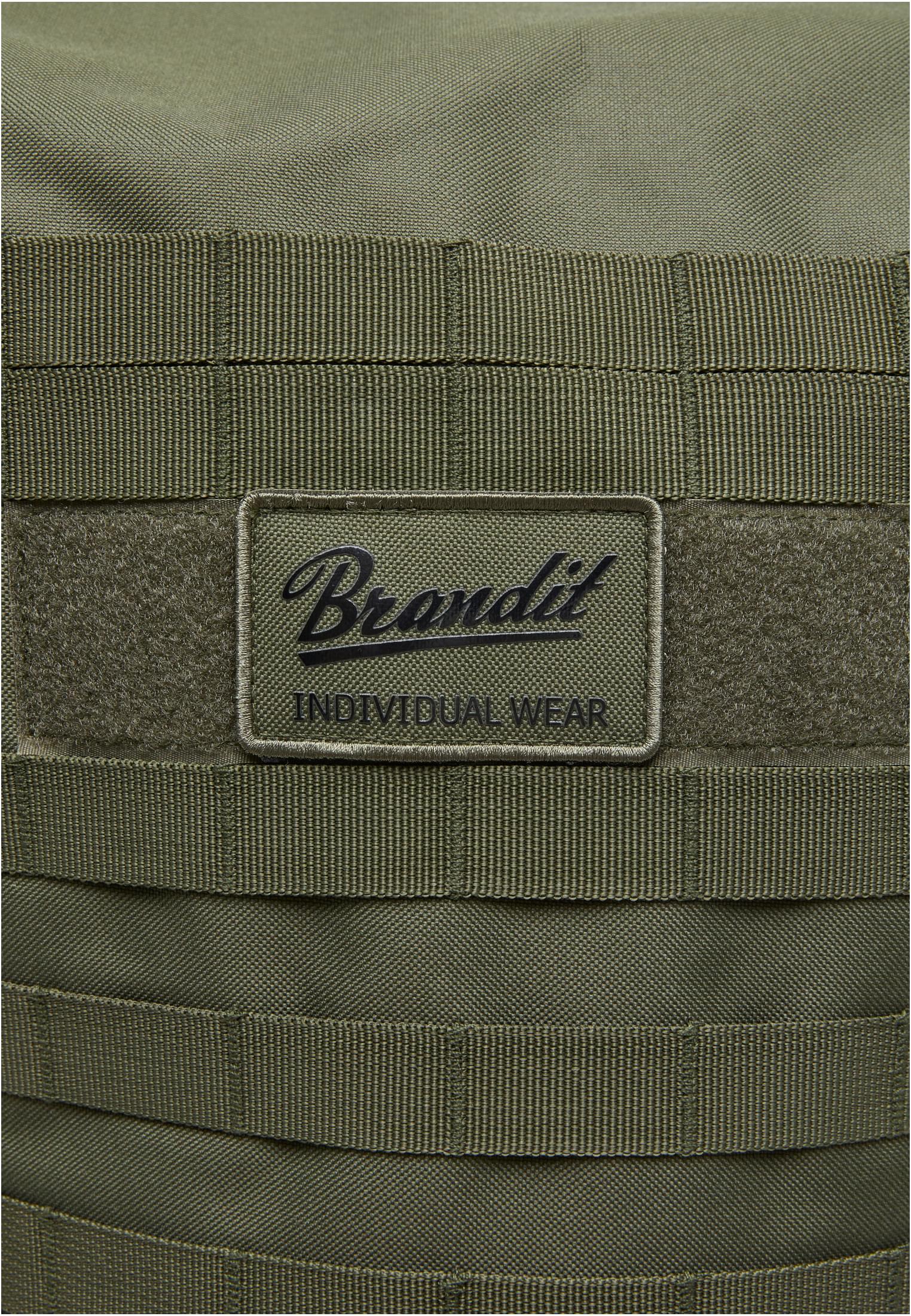 Närbild på Brandit-loggan och MOLLE-systemet på den olivgröna B Cooper Rolltop-ryggsäcken.