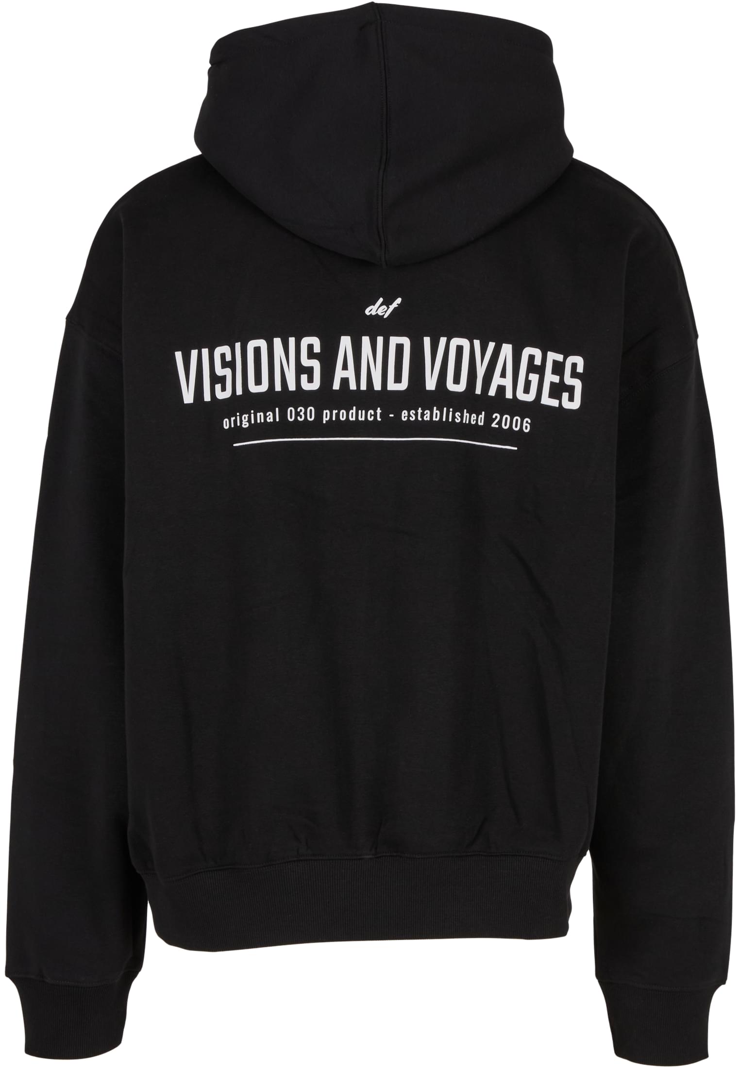 Baksidan av den svarta hoodien DEF VISIONS med vitt texttryck 'VISIONS AND VOYAGES'.