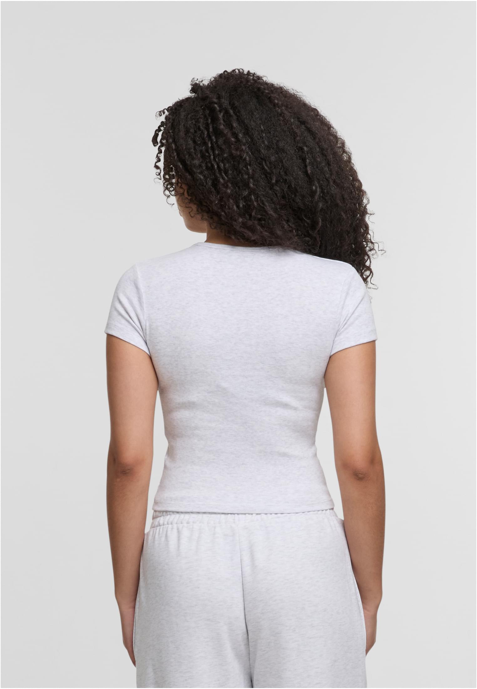 Baksidan av en kvinna som bär en ljusgrå DEF Relax T-shirt.