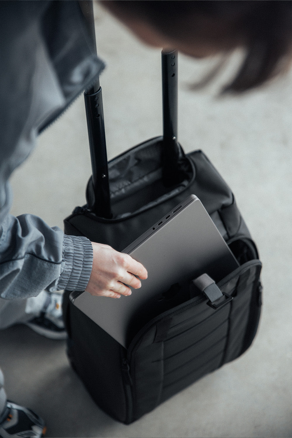 Db Hugger Roller Bag 90L - Black - workoutbrands.com