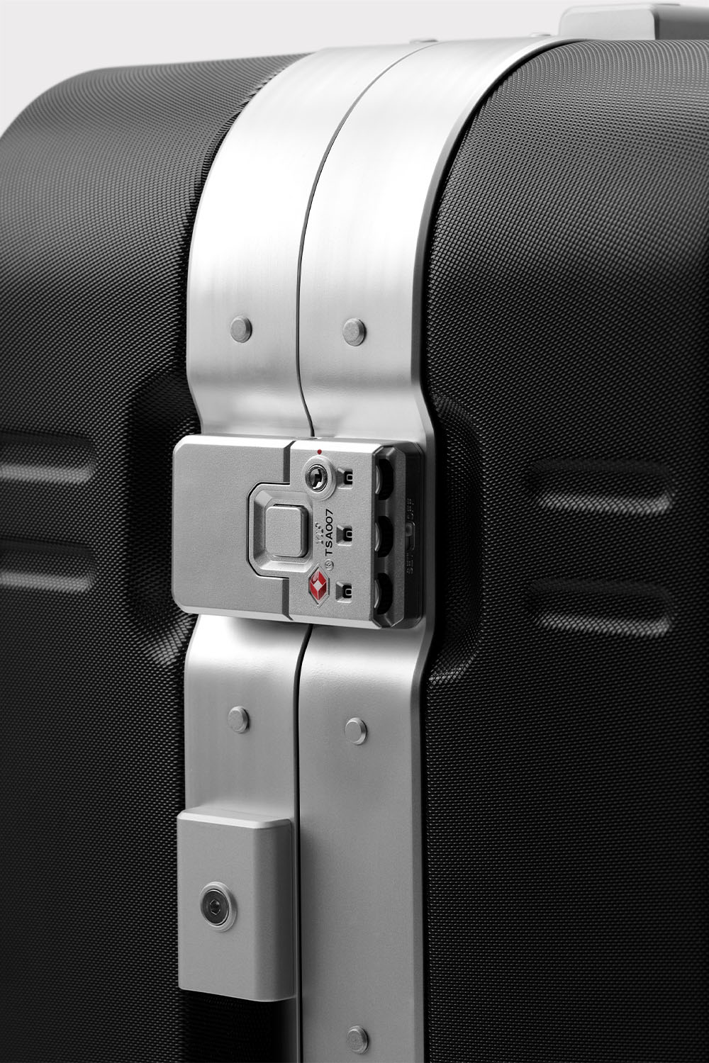 Db Ramverk Pro Check-in Luggage Large - Black - workoutbrands.com