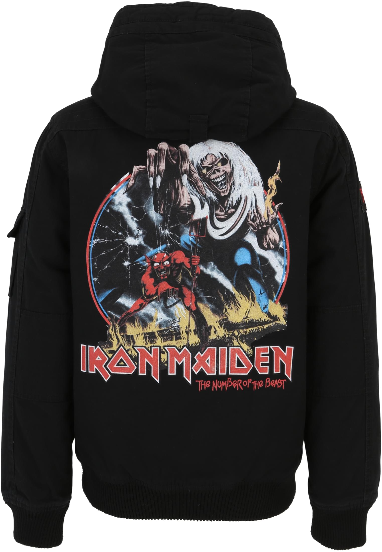 Baksidan av en svart huvjacka med ett stort tryck av Iron Maidens albumomslag 'The Number of the Beast'.