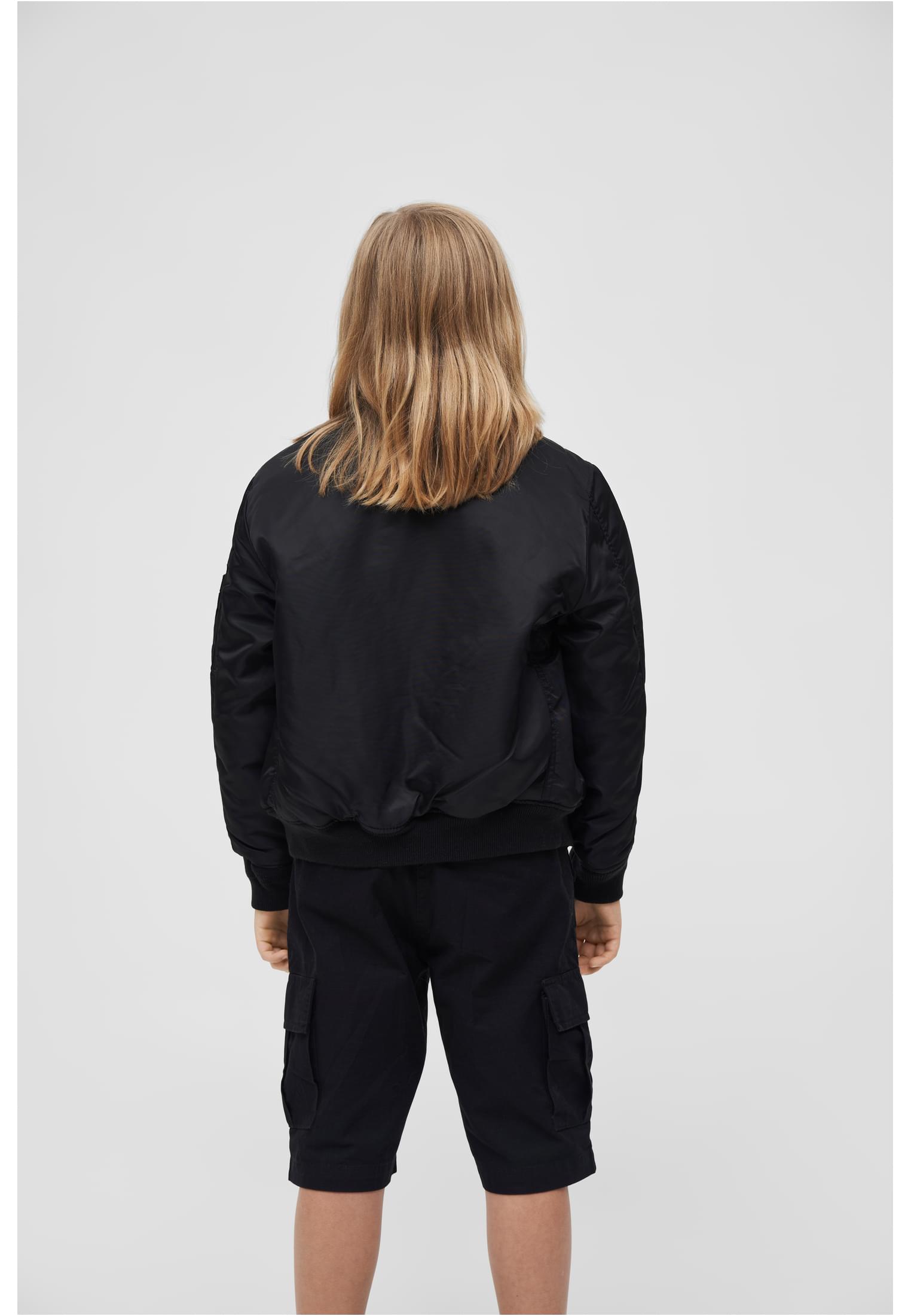 Barn med långt blont hår visar baksidan av en svart bomberjacka.
