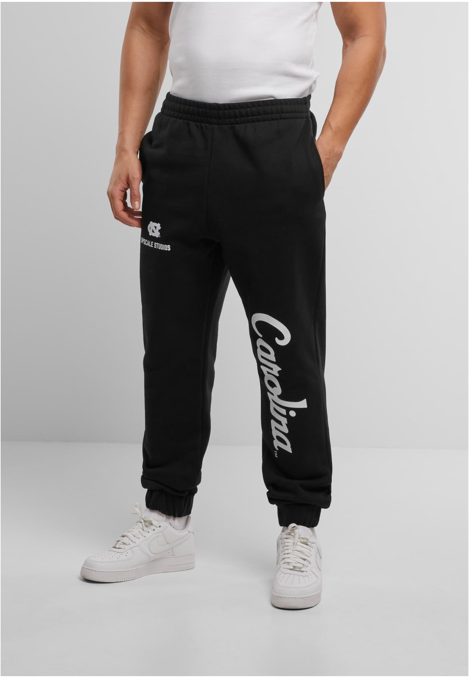Pantalones deportivos con logotipos múltiples de Carolina del Norte