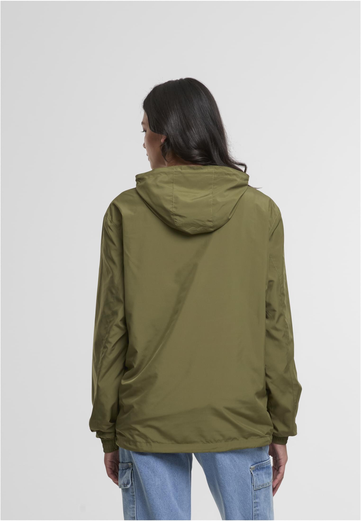 En kvinna visar baksidan av en olivgrön MT Think Different Basic Pull Over Jacket.