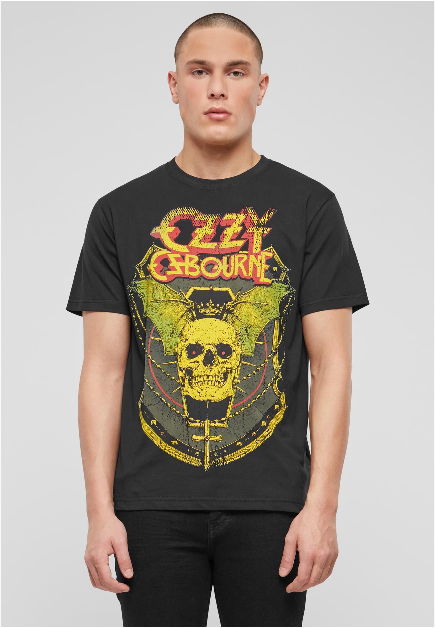 En man som bär en svart Ozzy Osbourne t-shirt med ett gult dödskalletryck framtill.
