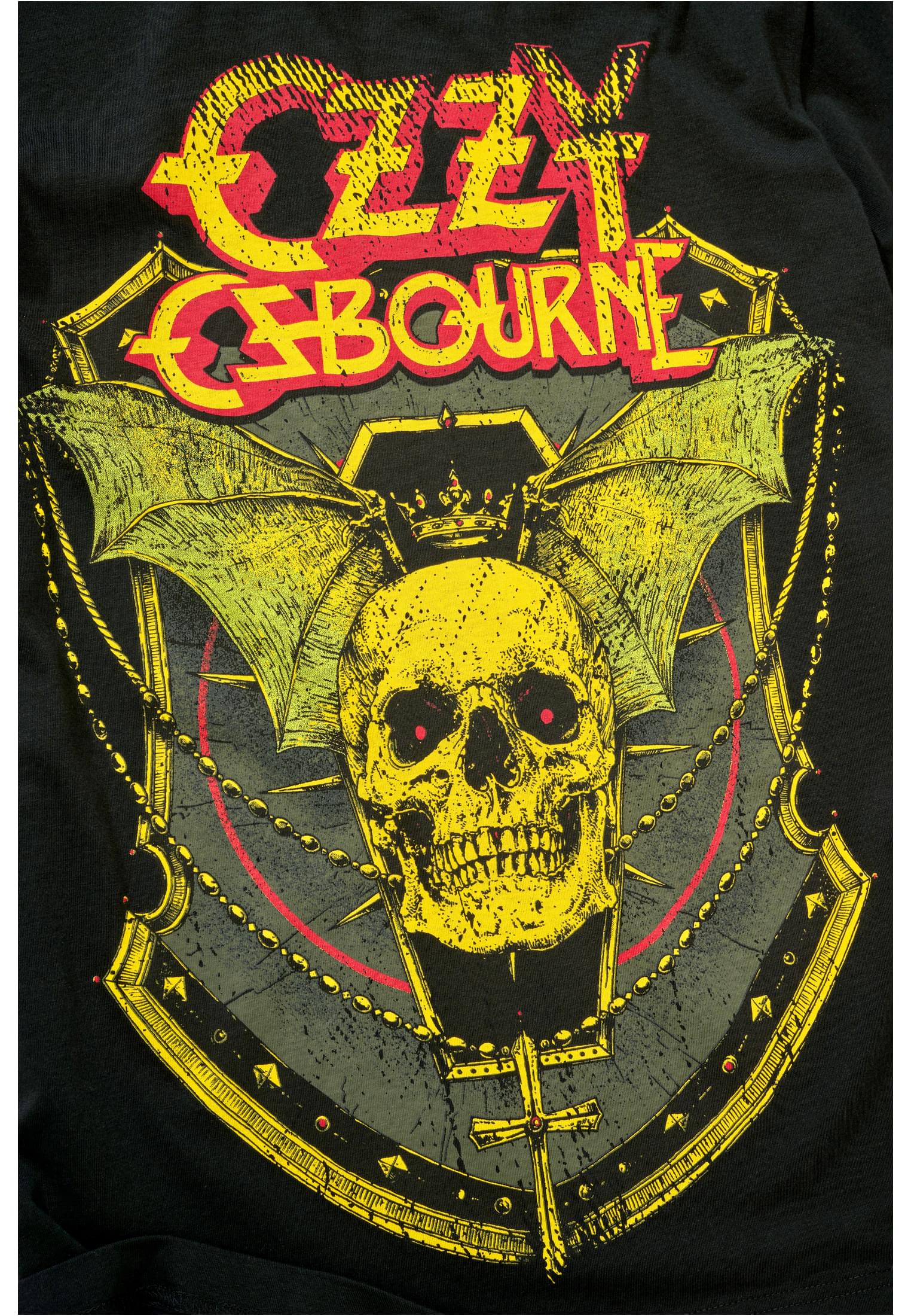Närbild på trycket på B Ozzy Tee Skull t-shirt, som visar en gul dödskalle med krona och fladdermusvingar under texten 'Ozzy Osbourne'.