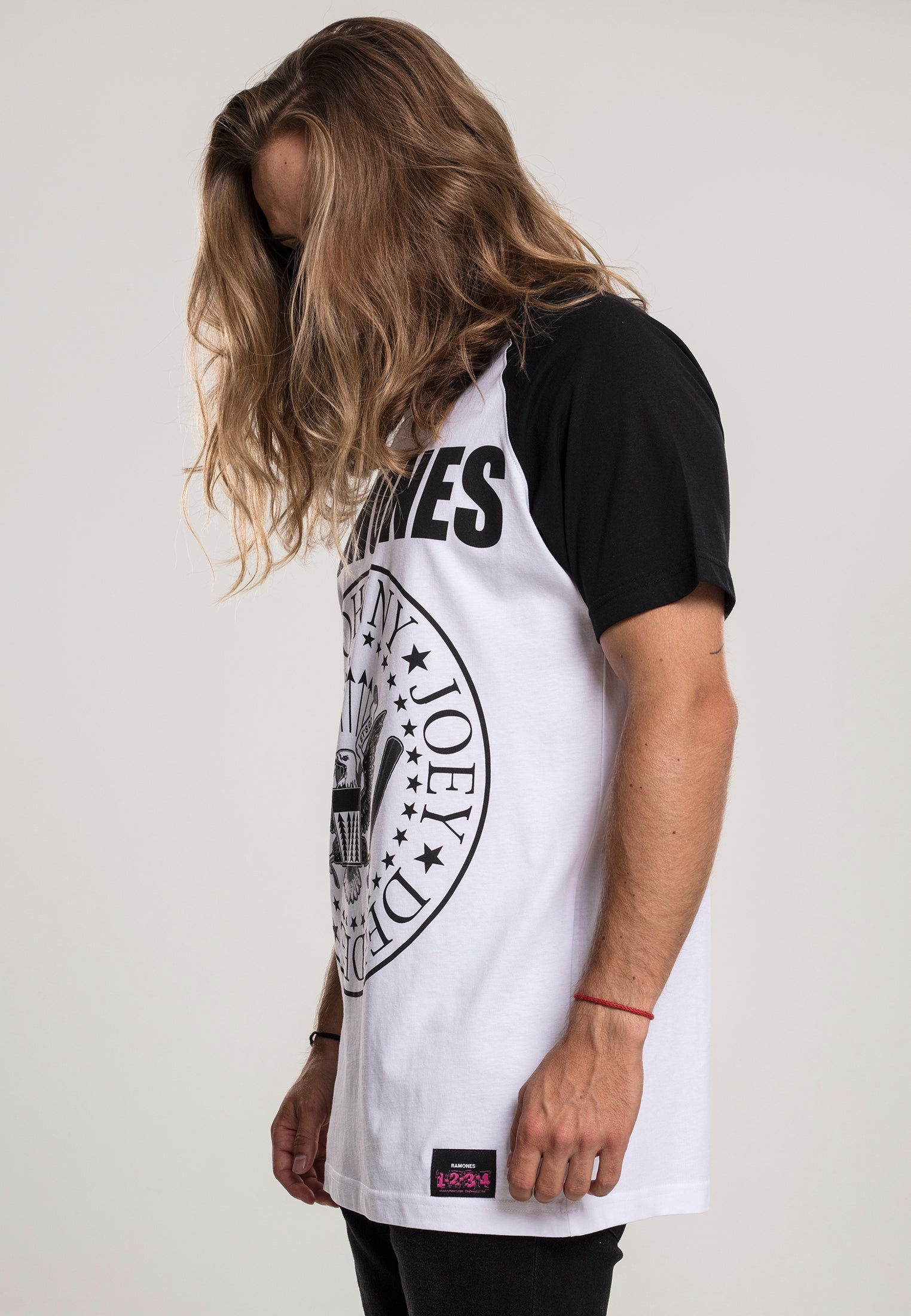Ramones Circle Raglan Tee wht/blk XXL - workoutbrands.com
