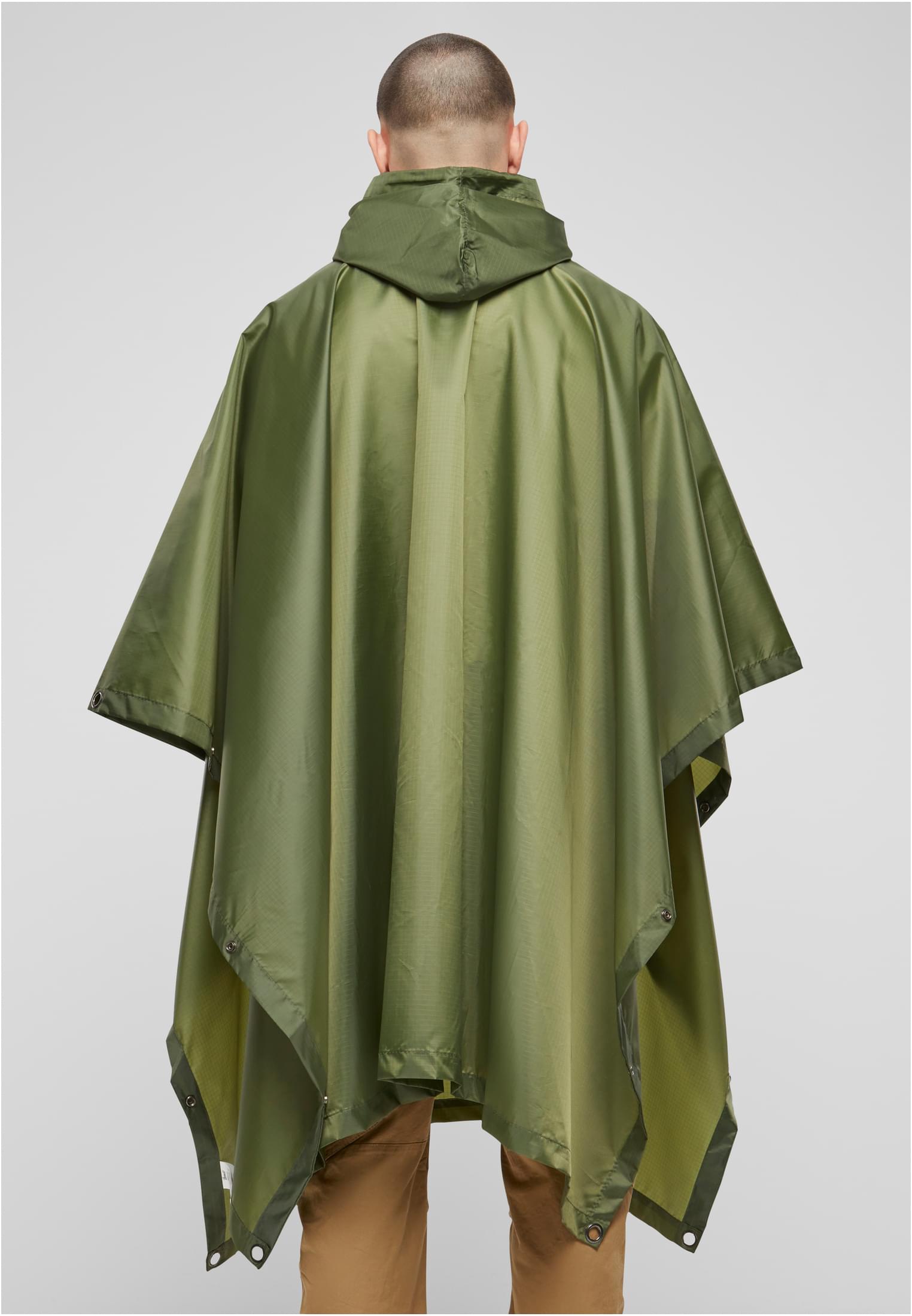 En man visar baksidan av en olivgrön ripstop-poncho med huva.