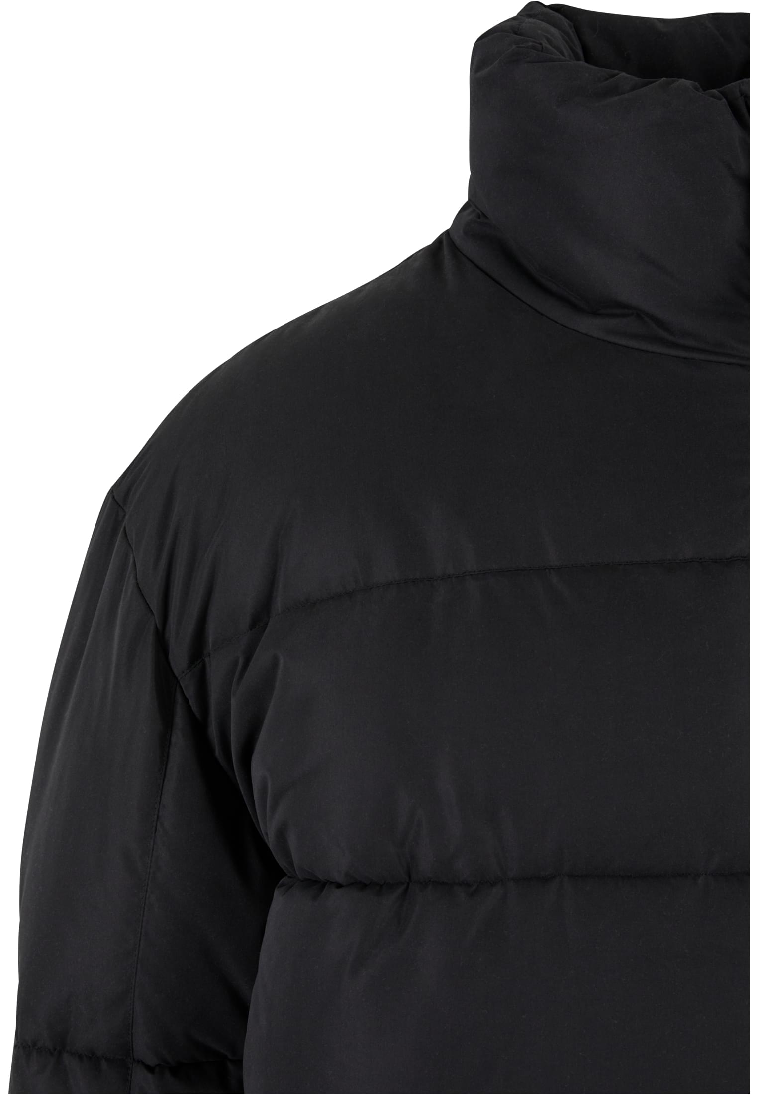 Närbild på den höga kragen och axelpartiet på den svarta pufferjackan SP Color Block Puffer Jacket.