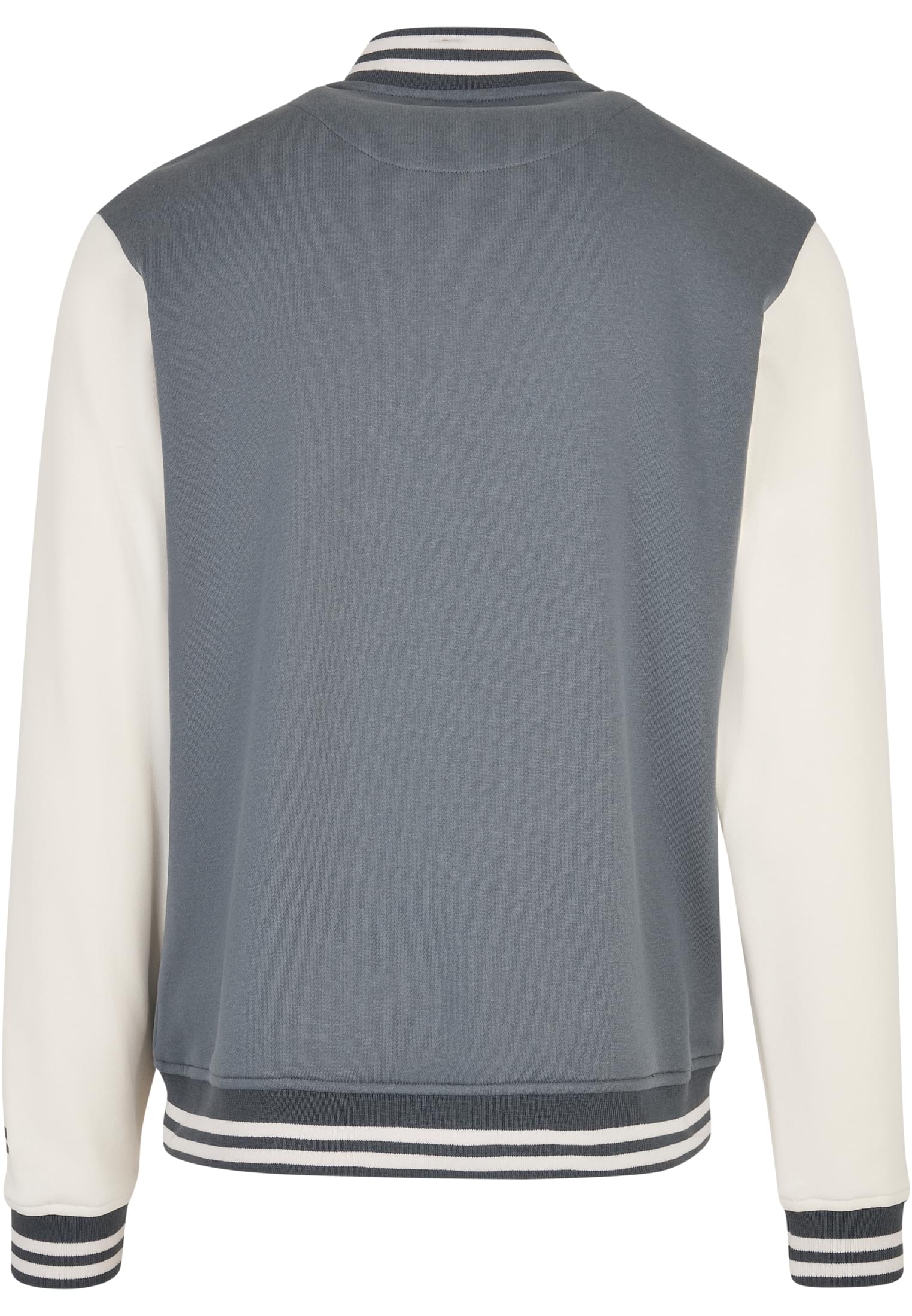 Baksidan av en grå collegejacka med vita ärmar och randiga muddar.