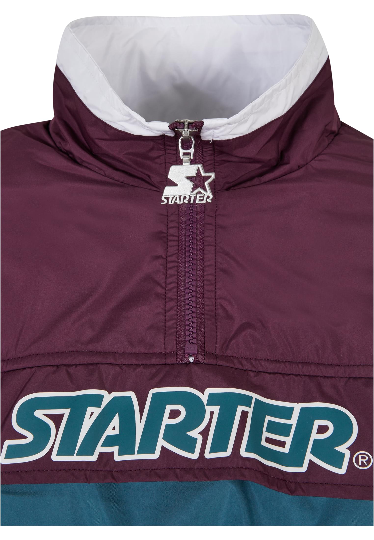 Närbild på SBL Starter Colorblock Pull Over-jackans lila och vita krage, dragkedja och stora STARTER-logotyp på bröstet.