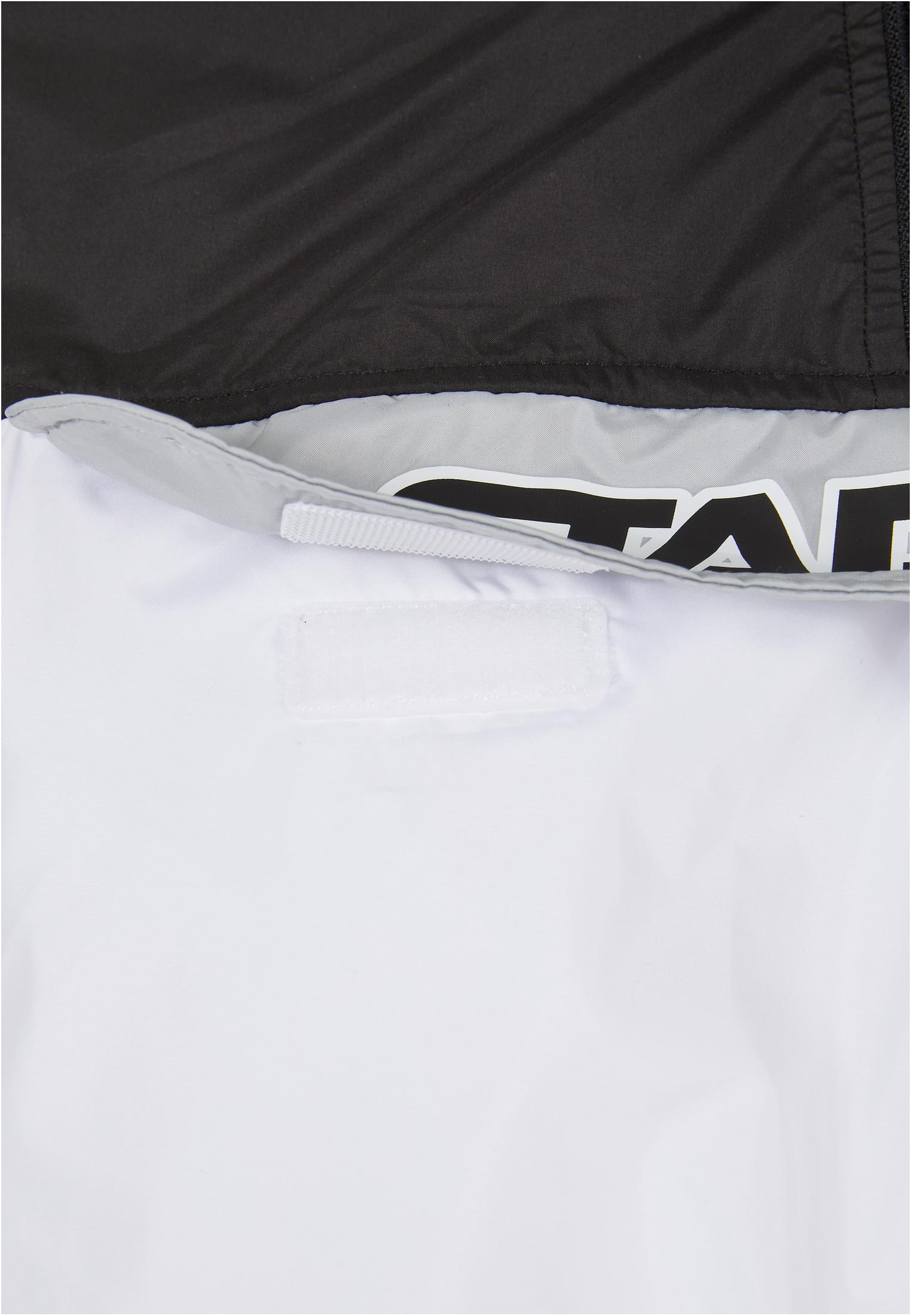 Närbild av kardborrefickan på framsidan av en SBL Starter Colorblock Pull Over Jacket.